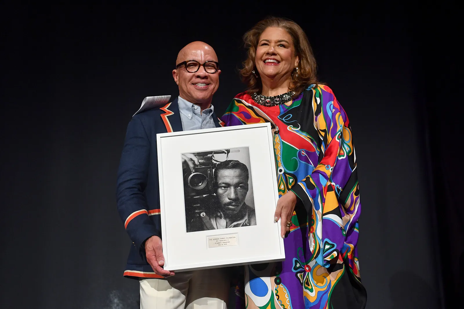 Fête Accompli : John Legend, Chance the Rapper, Elizabeth Alexander et Lonnie Ali ont été honorés lors du gala annuel Gordon Parks L'image peut contenir Elizabeth Alexander Gordon Parks Visage Tête Personne Photographie Portrait Vêtements et manteau pour adultes