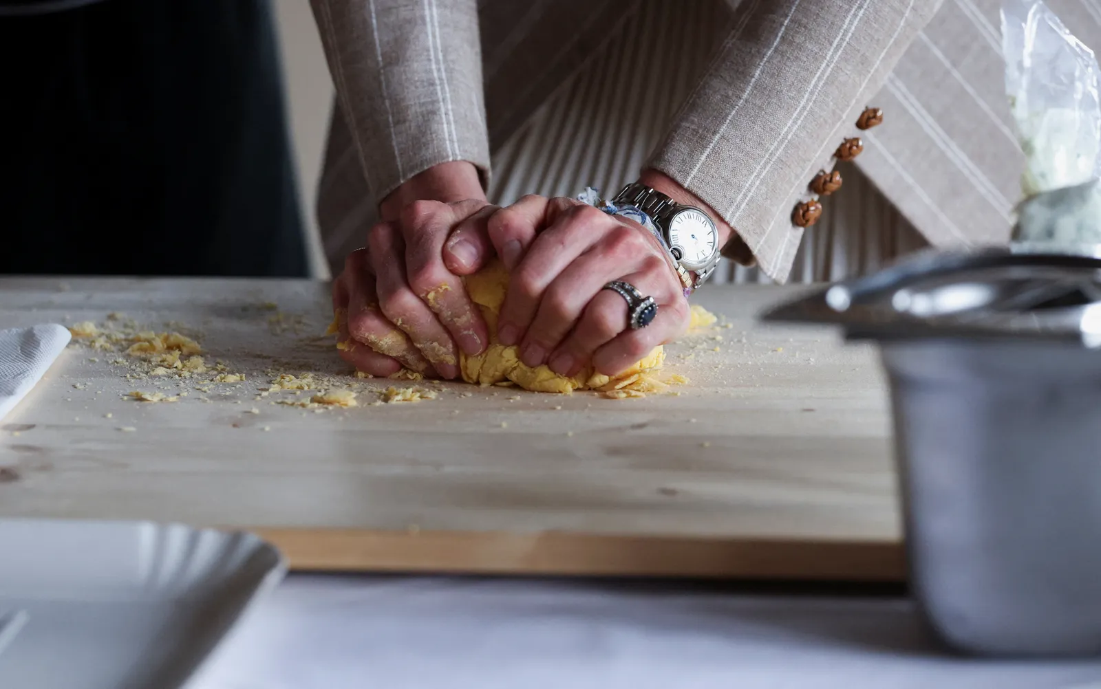 L'image peut contenir des accessoires de cuisine, des bijoux, une bague, une montre-bracelet, un bébé et de la pâte à pétrir.
