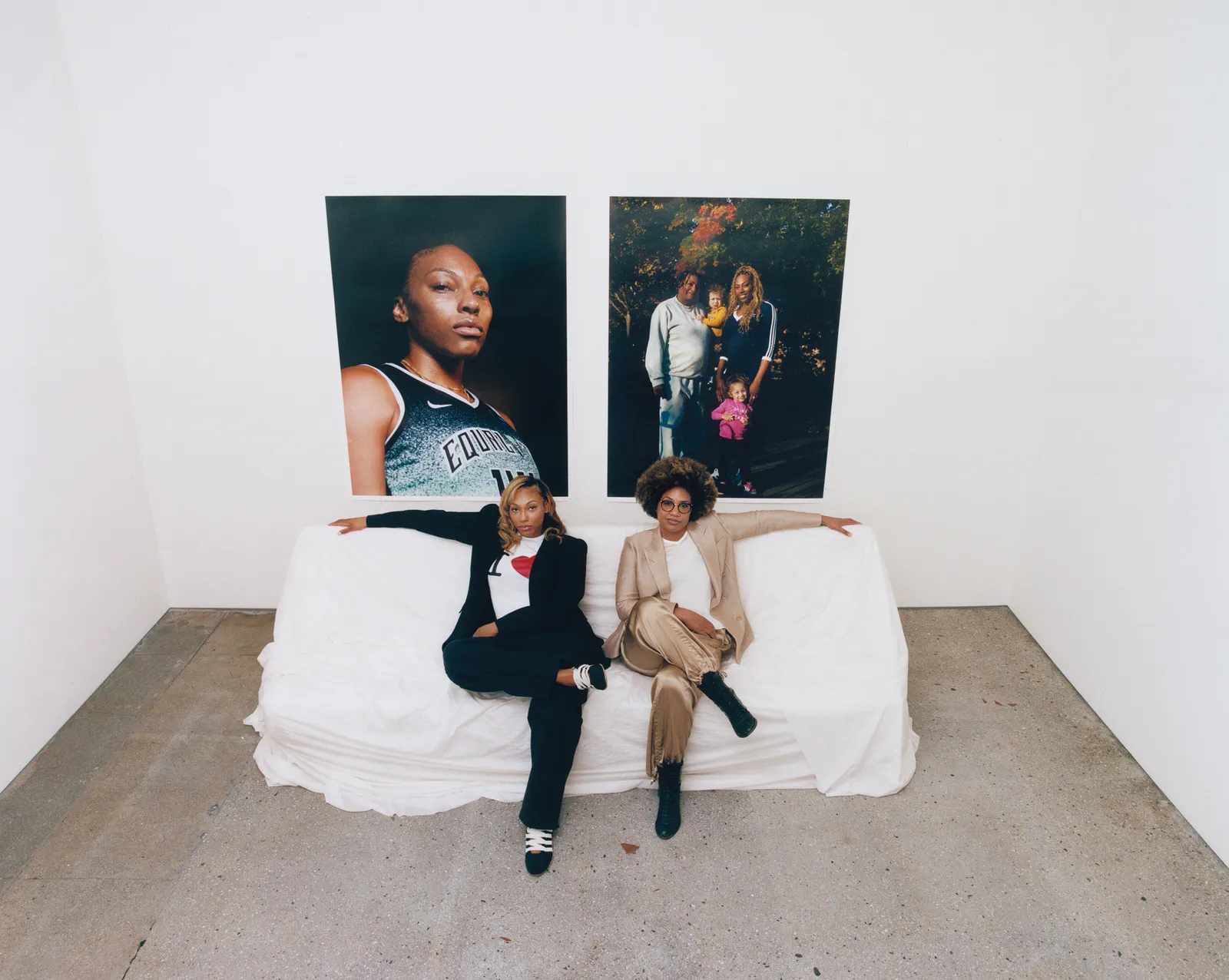 L'image peut contenir LaToya Ruby Frazier Visage Tête Personne Photographie Portrait Vêtements Pantalons Canapé et meubles