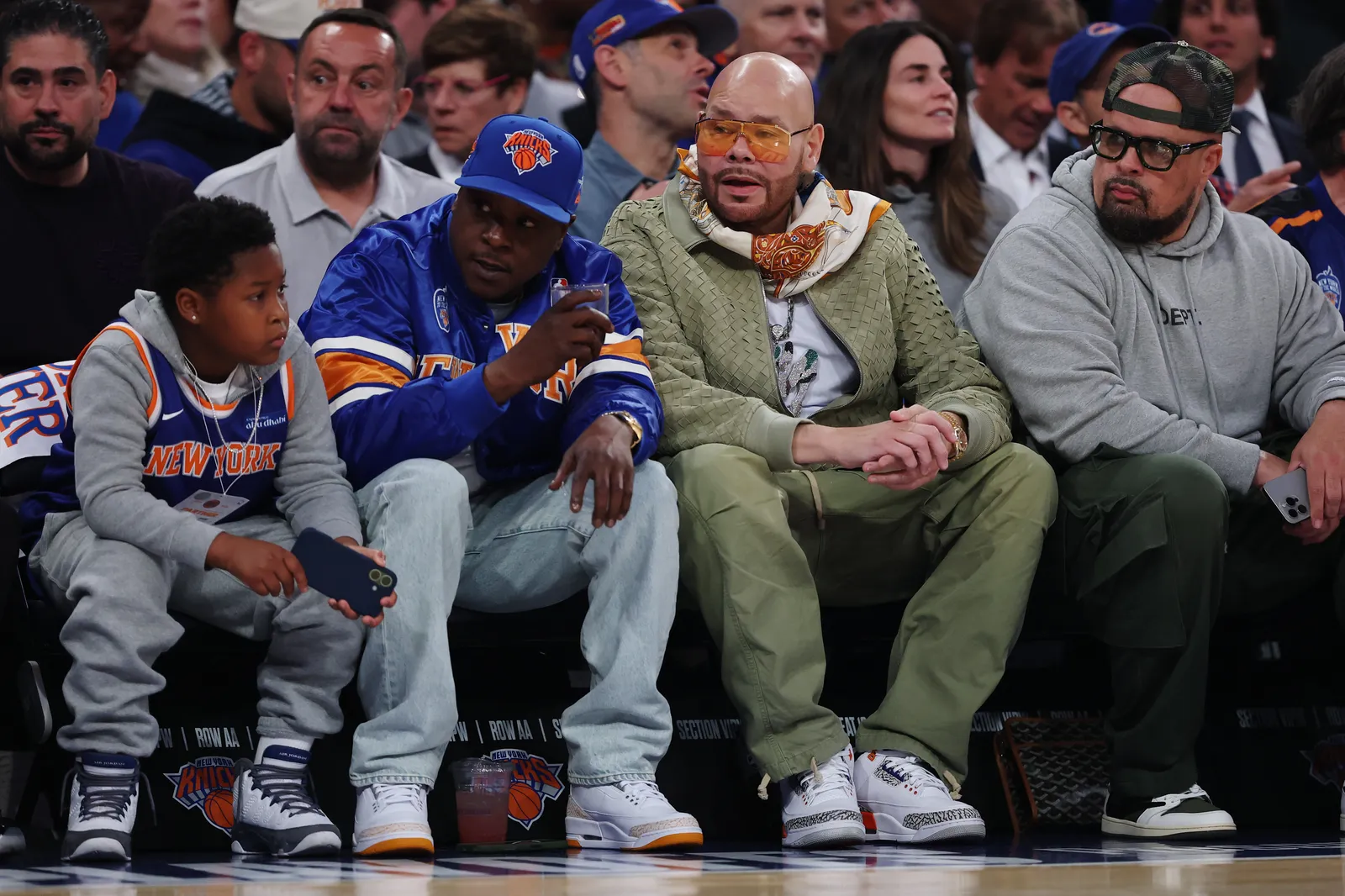 L'image peut contenir Fat Joe Jadakiss Annegret KrampKarrenbauer Vêtements Chaussures Chaussure Sneaker Adulte Personne et Enfant