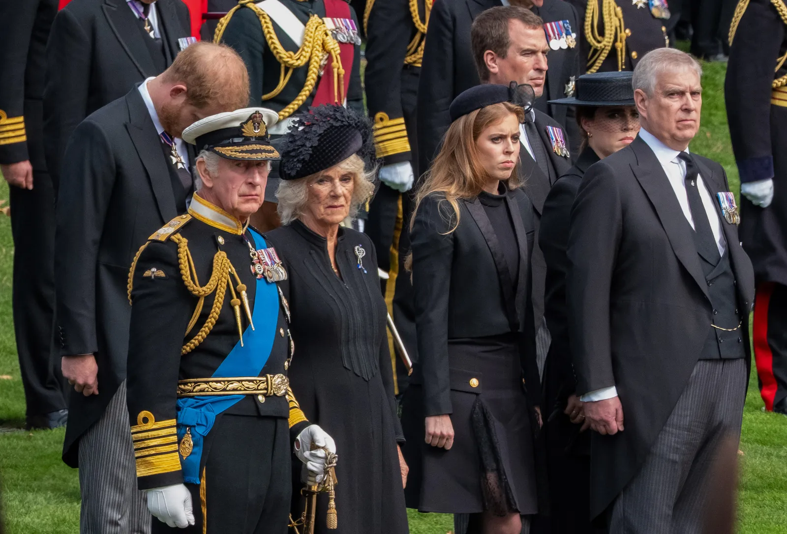 La reine Camilla a une « tendance impitoyable », déclare un biographe de la famille royale L'image peut contenir Charles Prince de Galles Personne Vêtements pour adultes Manteau Gant Officier Bébé et chapeau