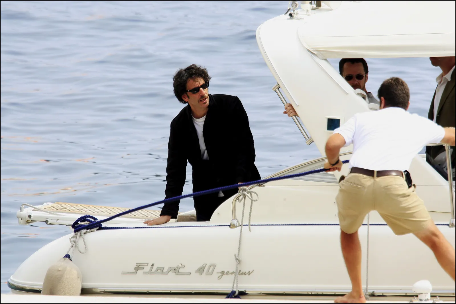 Une histoire abrégée de la façon dont l'Hôtel du Cap est devenu le centre du pouvoir glamour de Cannes L'image peut contenir Johnny Vegas Véhicule de transport Yacht Vêtements Tenue de soirée Costume Blazer Manteau et veste