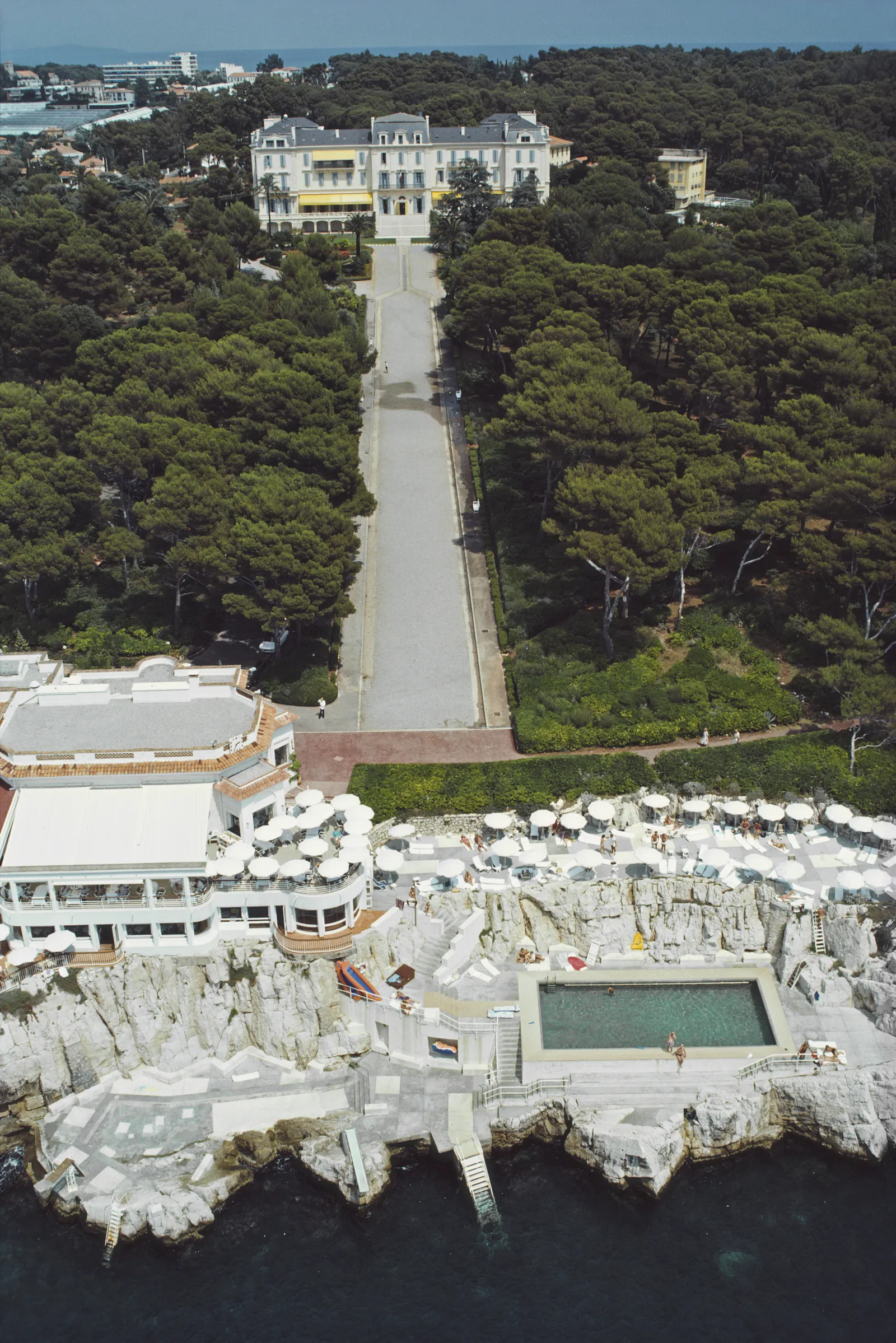 Une histoire abrégée de la façon dont l'Hôtel du Cap est devenu le centre du pouvoir glamour de Cannes L'image peut contenir un bâtiment architectural et des éléments extérieurs