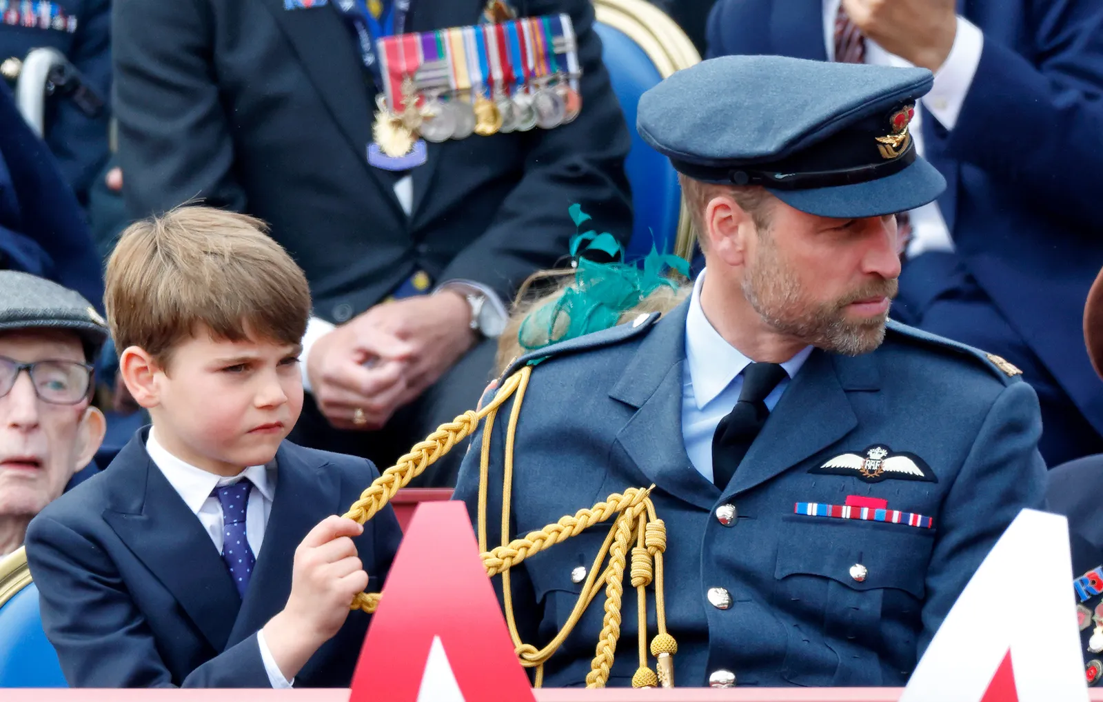 Le prince William évite les questions sur le mariage de Taylor Swift, mais confirme que ses enfants sont des Swifties L'image peut contenir un officier militaire, un officier militaire, des accessoires pour adultes, une tenue de cérémonie, une cravate et un capitaine.