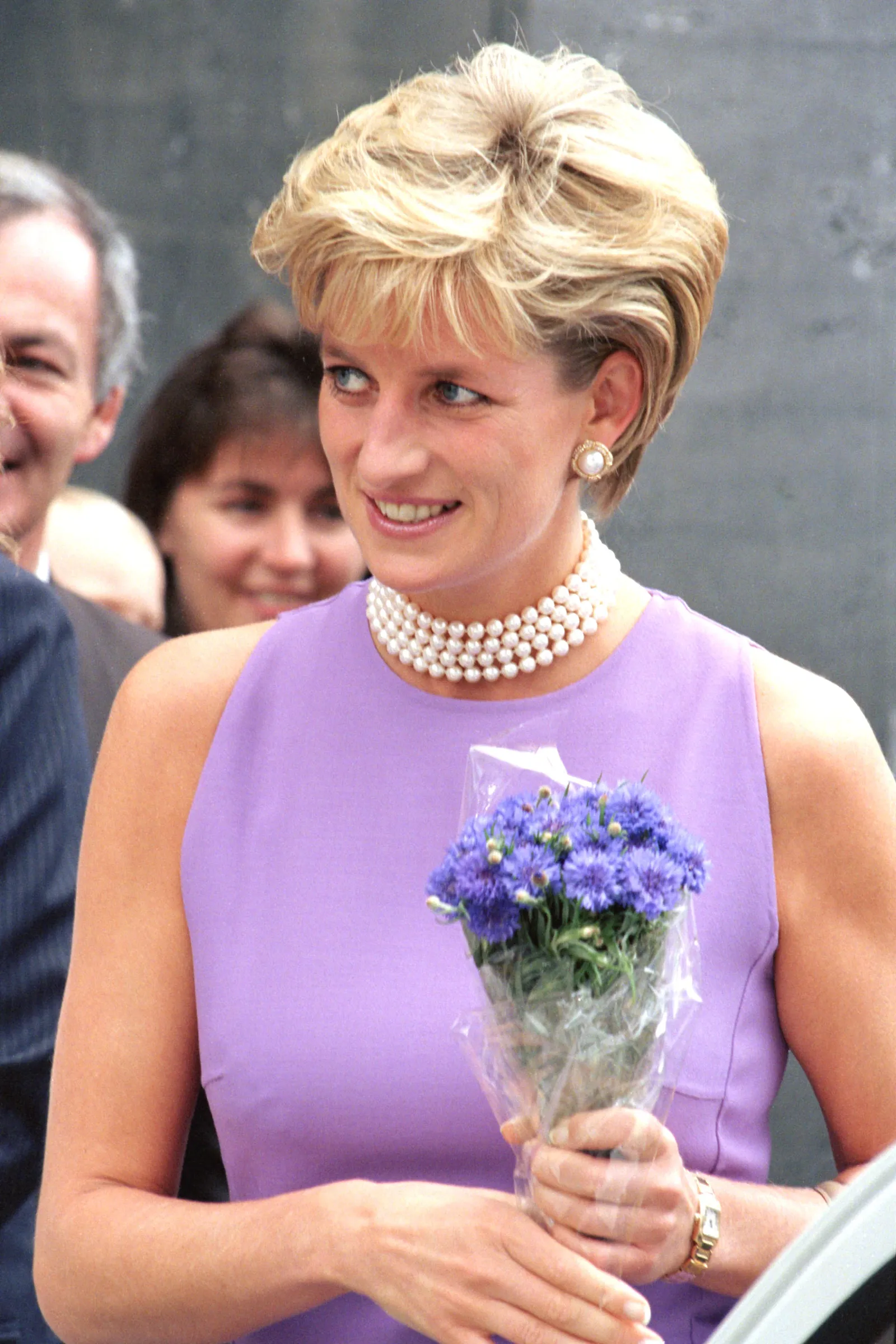 Meghan Markle s'inspire du manuel de mode de la princesse Diana L'image peut contenir Diana, princesse de Galles, Susan, branche, personne, fleur, arrangement floral, plante et bouquet de fleurs.
