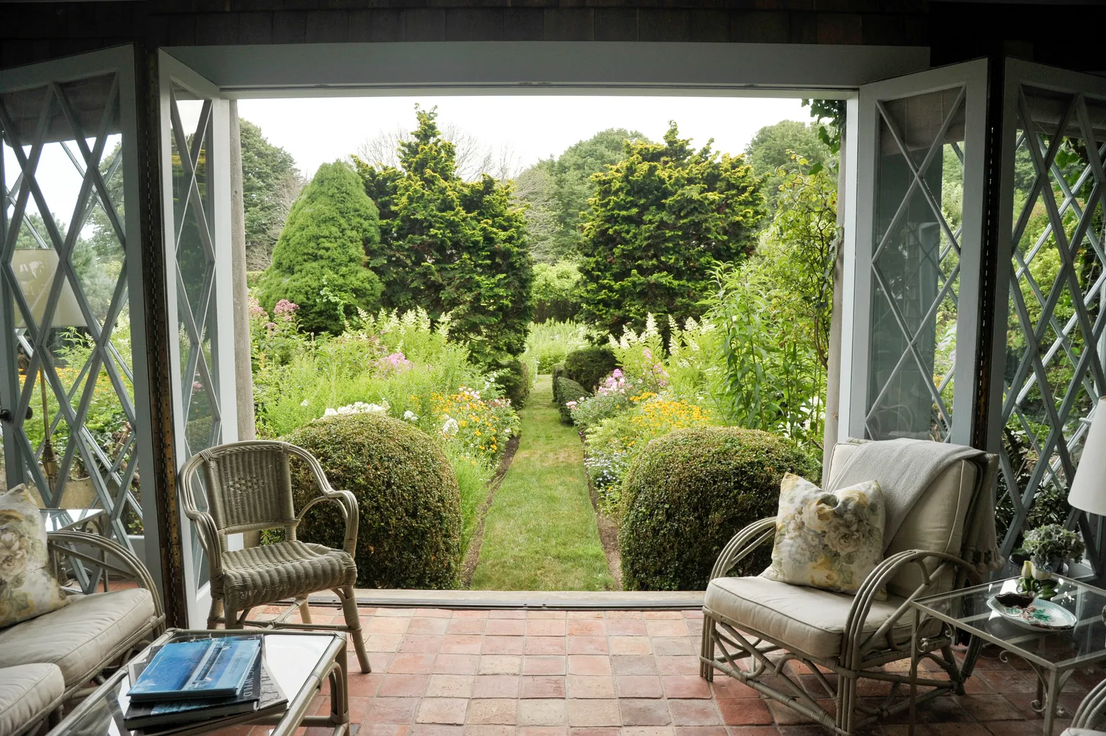 L'image peut contenir Jardin Nature Extérieur Cour Cour Herbe Plante Chaise Meubles Arbre Parc et végétation