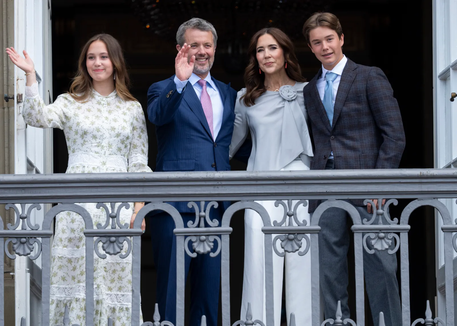 La reine Marie du Danemark célèbre le 58e anniversaire du roi Frederik X en Giorgio Armani L'image peut contenir Mary Crown Princess of Denmark Personne Accessoires pour adultes Tenue de soirée Cravate Vêtements et costumes pour enfants