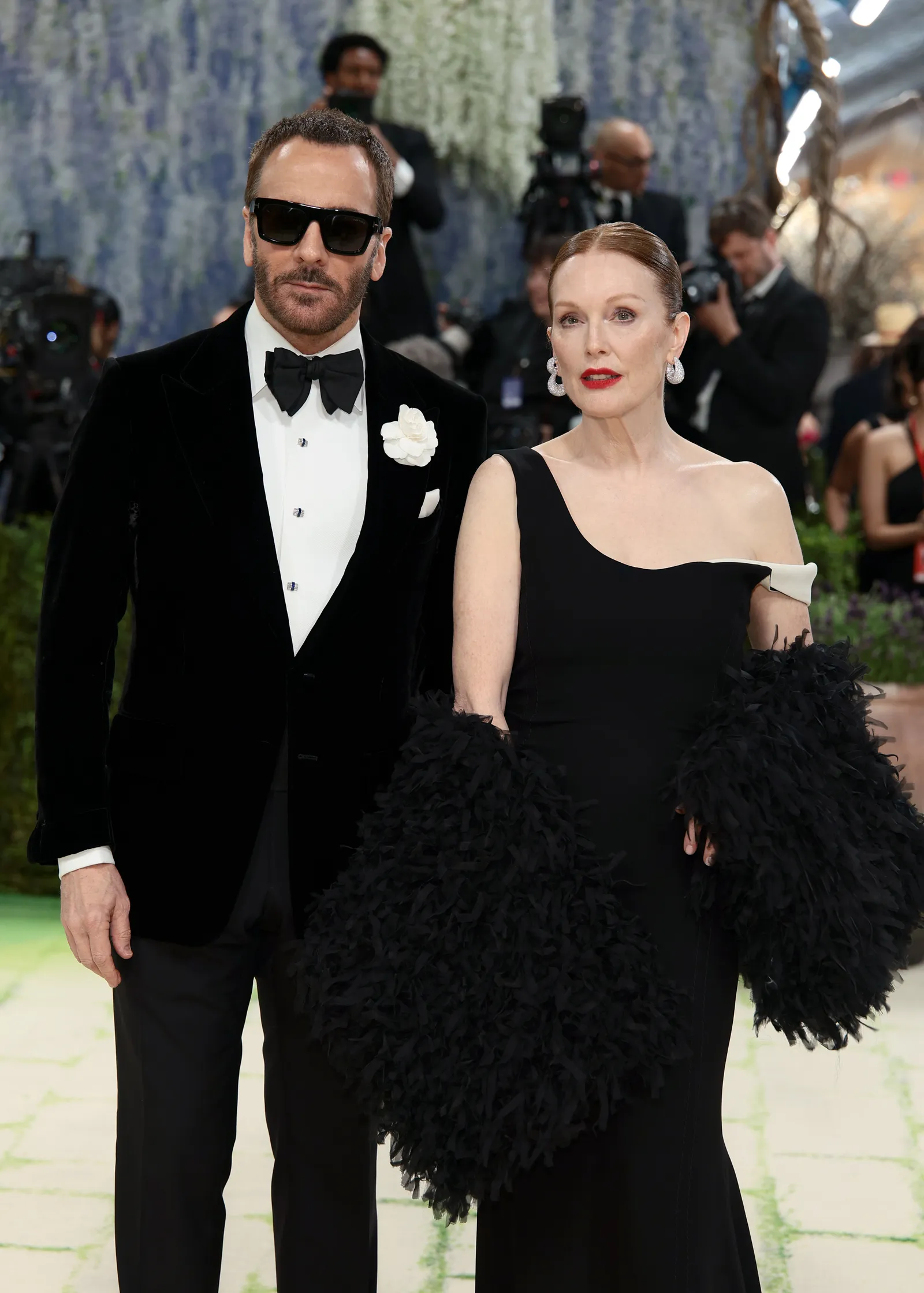 L'image peut contenir Tom Ford Julianne Moore Vêtements Tenue de soirée Costume Personne Adulte Photobombing Mode et smoking