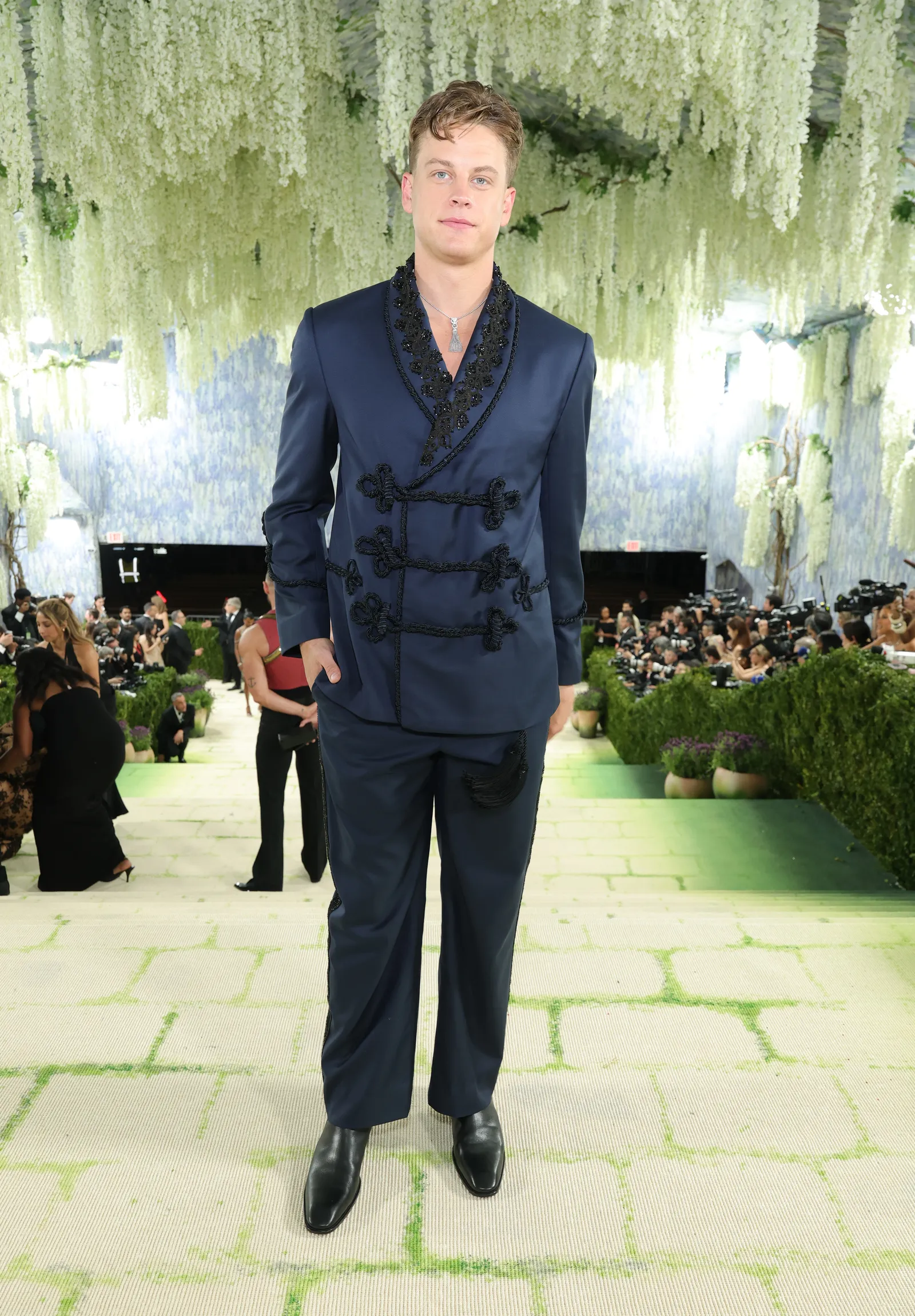 L'image peut contenir Patrick Gilmore Vêtements Tenue de soirée Costume Personne Adulte Debout Mode Manteau Blazer et Veste