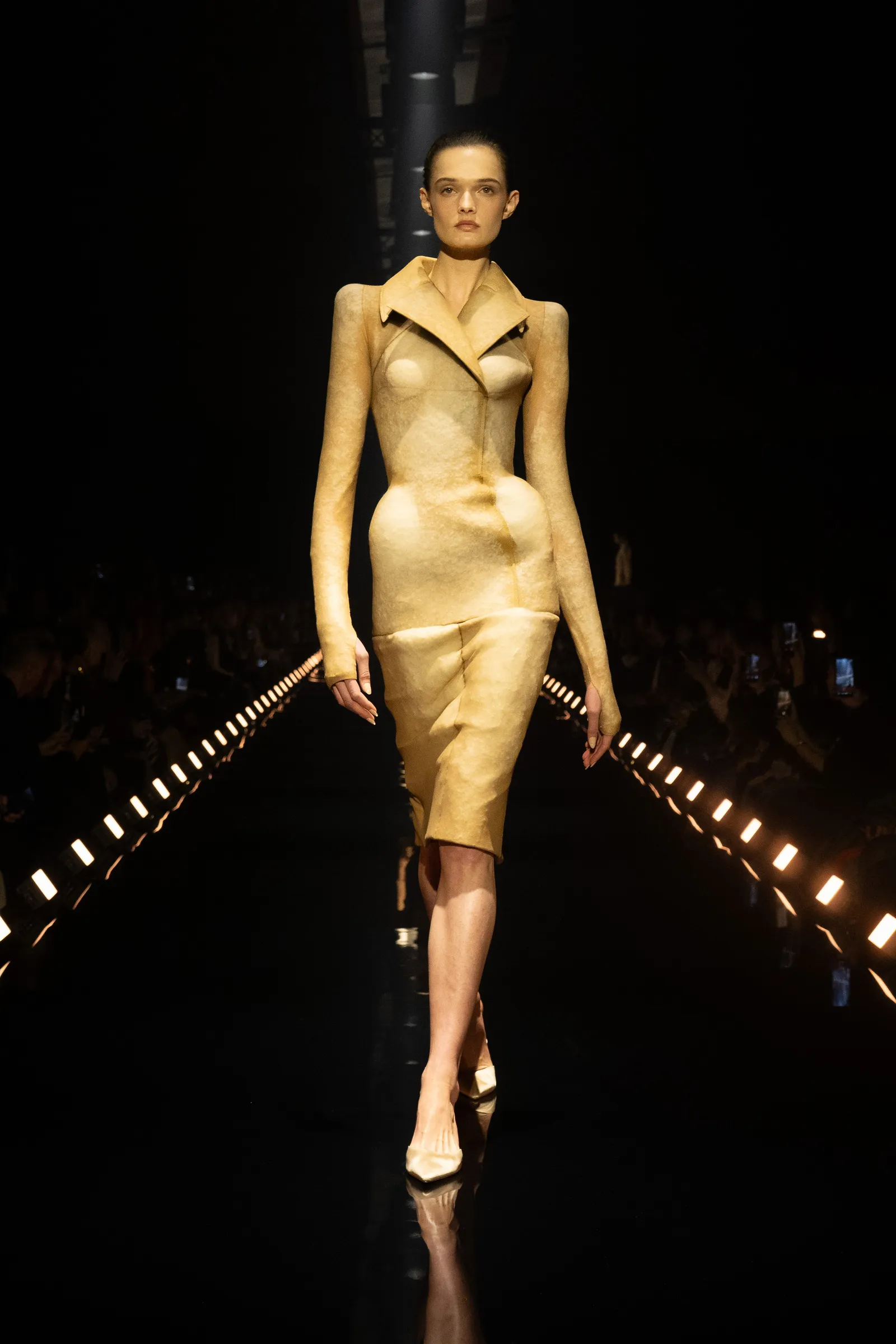 L'image peut contenir Lucy Evans Fashion Runway Vêtements pour personnes adultes Manteau et vêtements de cérémonie