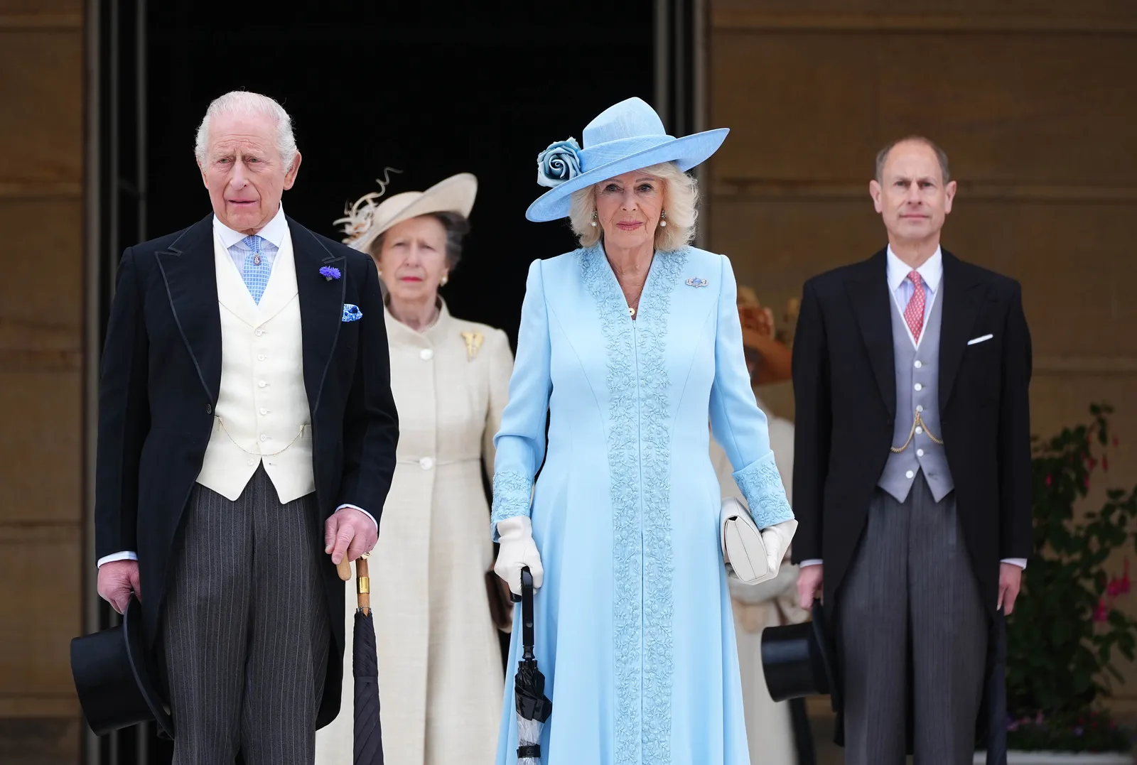 L'image peut contenir Anne Princess Royal Person Vêtements Gant Adulte Chapeau et Manteau