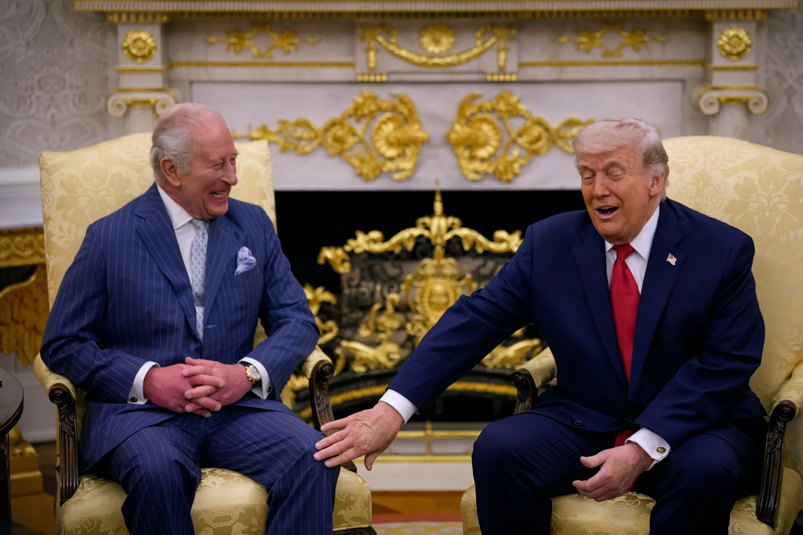 L'image peut contenir Charles Prince de Galles Personne adulte Partie du corps Accessoires de main Vêtements de cérémonie Cravate et meubles