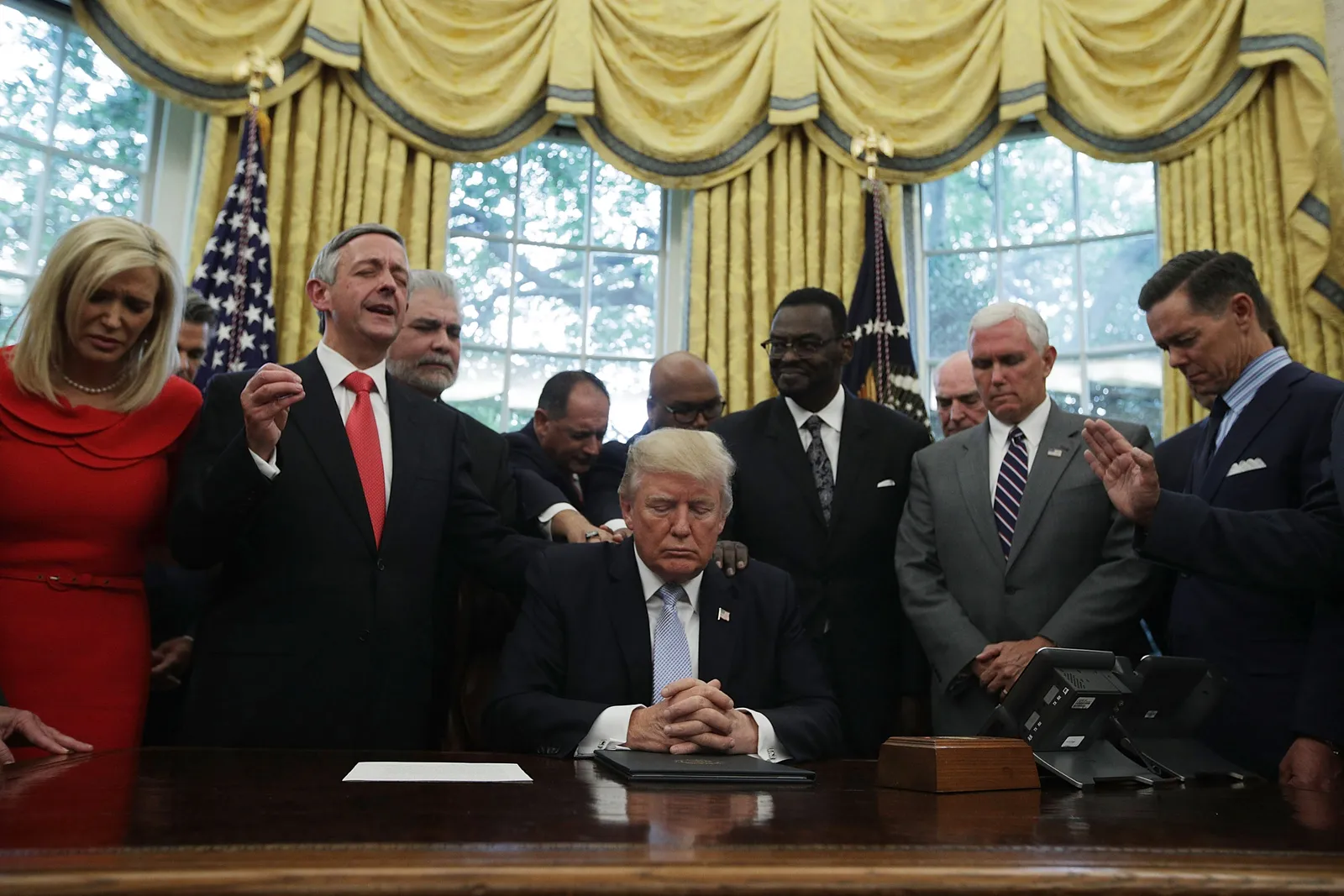 L'image peut contenir Donald Trump Robert Jeffress Willy Munyoki Mutunga Duane Jones Mike Pence Personnes et personne