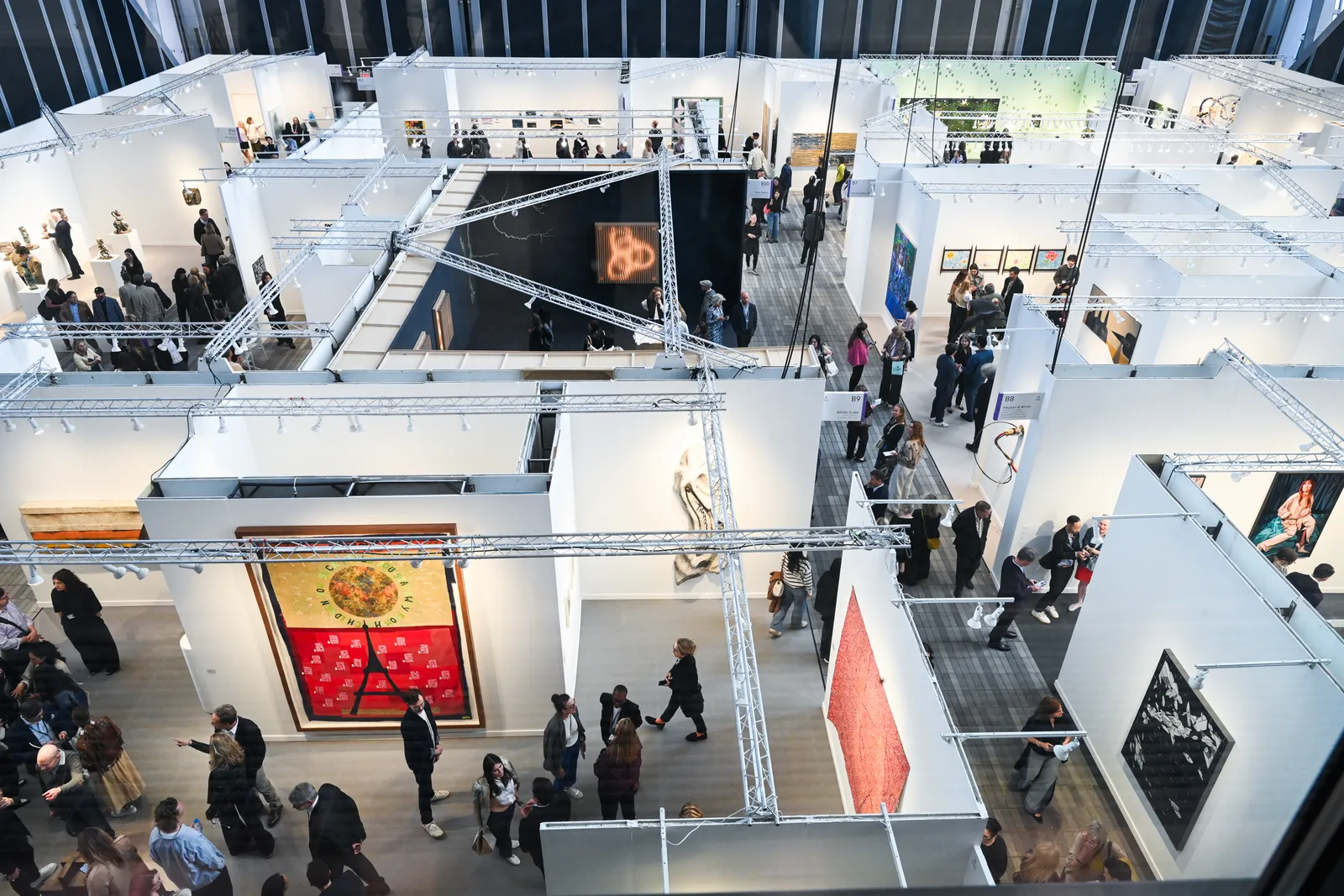L'image contient peut-être À l'intérieur Personnes Personne Accessoires Sac Sac à main Magasin Centre commercial Vêtements Chaussures et chaussures
