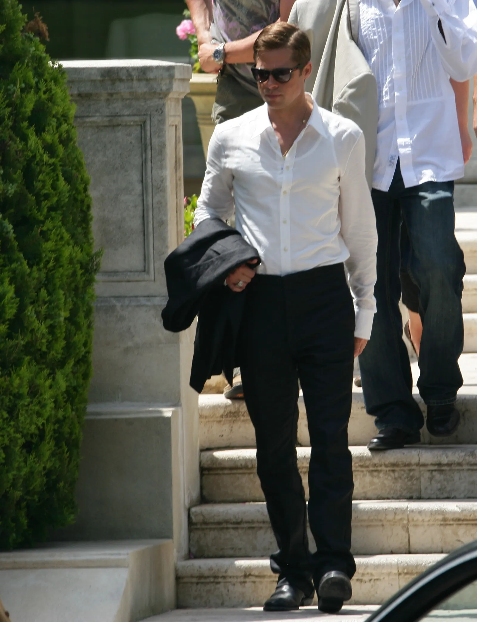 Une histoire abrégée de la façon dont l'Hôtel du Cap est devenu le centre du pouvoir glamour de Cannes L'image peut contenir Brad Pitt Vêtements Pantalon Chemise Blazer Manteau Veste Personne adulte Tenue de soirée Costume et chaussures