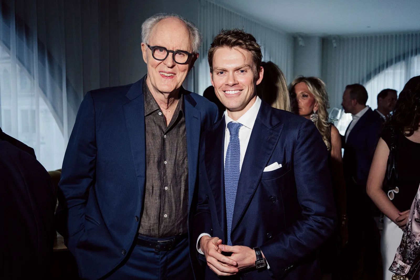 Il a fallu moins de 24 heures à John Lithgow pour savoir qu'il devait jouer Roald Dahl dans Giant L'image peut contenir Tim Pierce Blazer Vêtements Manteau Veste Personne Photobombing Tenue de soirée Accessoires de costume et cravate