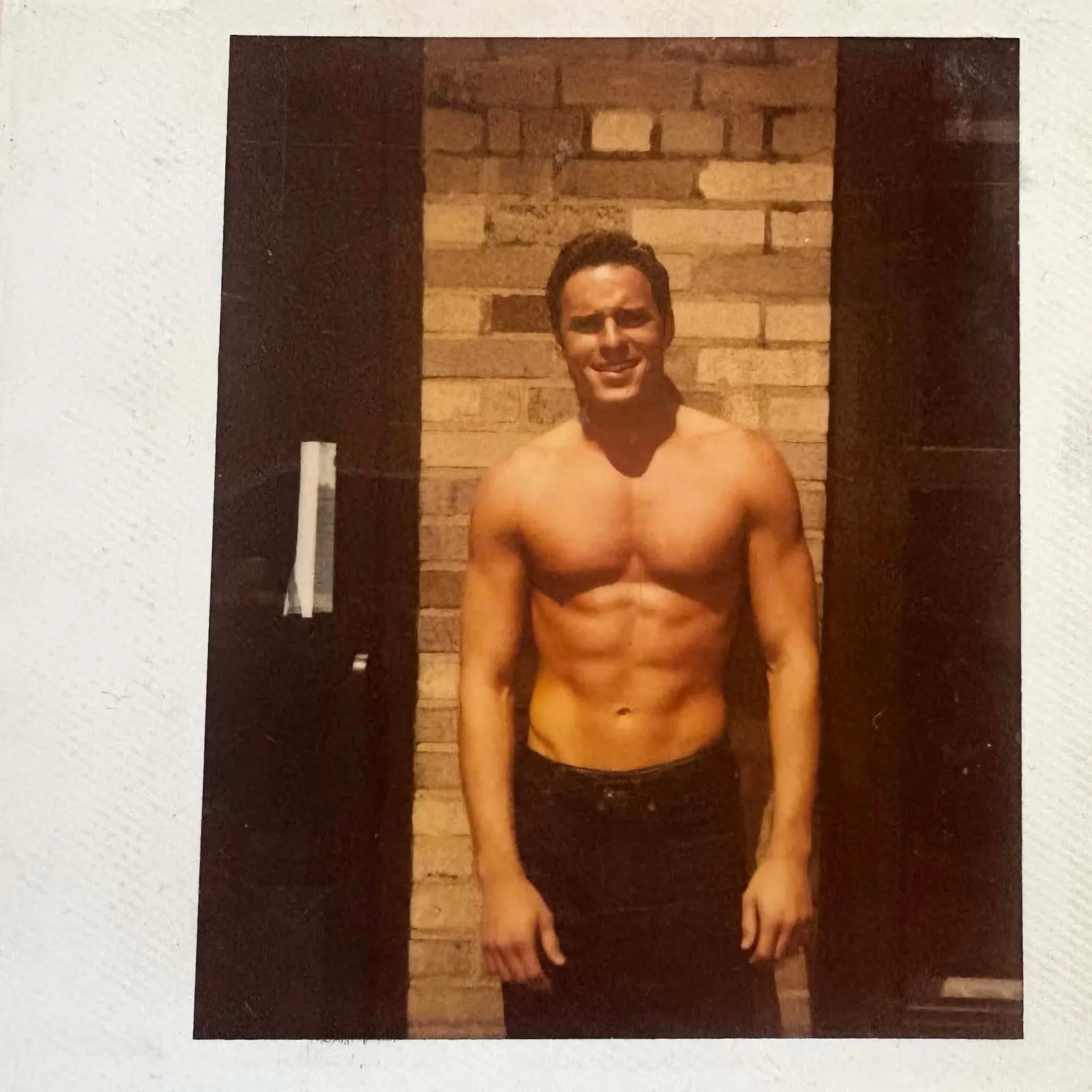 L'image peut contenir Visage Tête Personne Photographie Portrait Brique Partie du corps Torse Adulte Porte Vêtements et pantalons