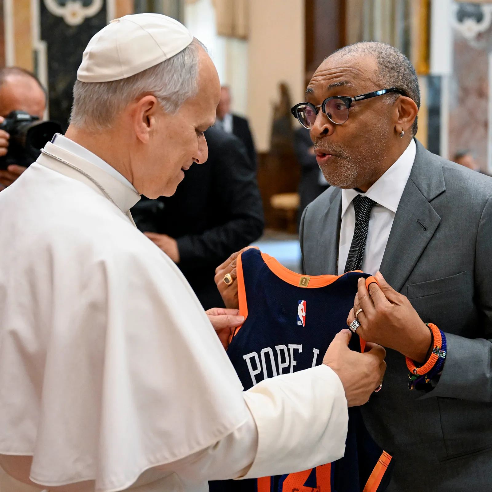 L'image peut contenir des vêtements de personne adulte de Spike Lee, des accessoires de costume et des lunettes.