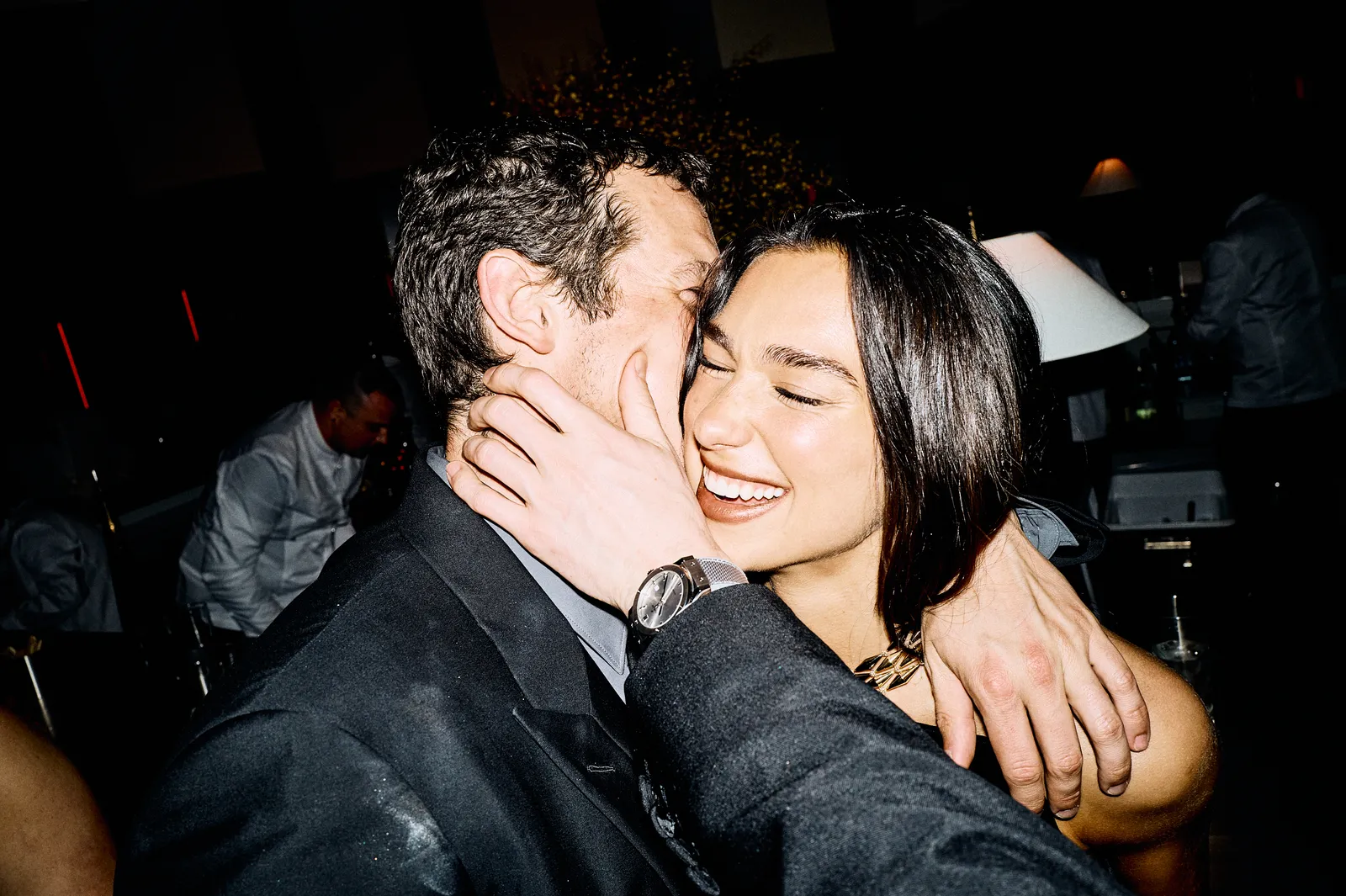 Dua Lipa et Callum Turner se marient à Londres, affirmant légalement leur statut de couple préféré d'Internet L'image peut contenir Dua Lipa Dua Lipa Personne adulte Mariage Embrasser Visage romantique Photographie et portrait