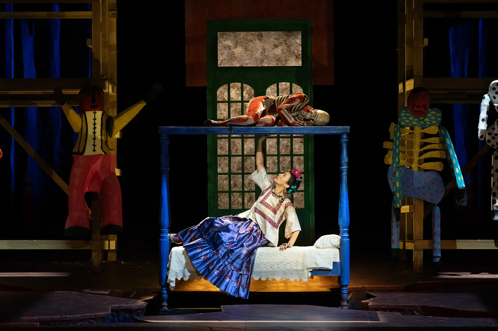Le directeur musical du Met déclare que le nouveau spectacle Frida y Diego est la preuve que Timothée Chalamet avait tort à propos de l'opéra L'image peut contenir des meubles à l'intérieur, un lit, une chambre à coucher, une personne adulte et un mariage.