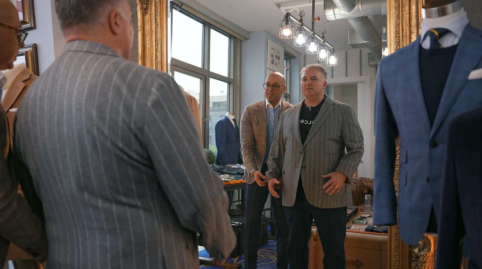 Outils de gougeage dans le col, poignards dans le revers : la mode de la Silicon Valley est devenue militaire. L'image peut contenir Ekrem Dumanlı Simon Singh Blazer Vêtements Manteau Veste Personne Adulte Lustre Lampe et Pantalon