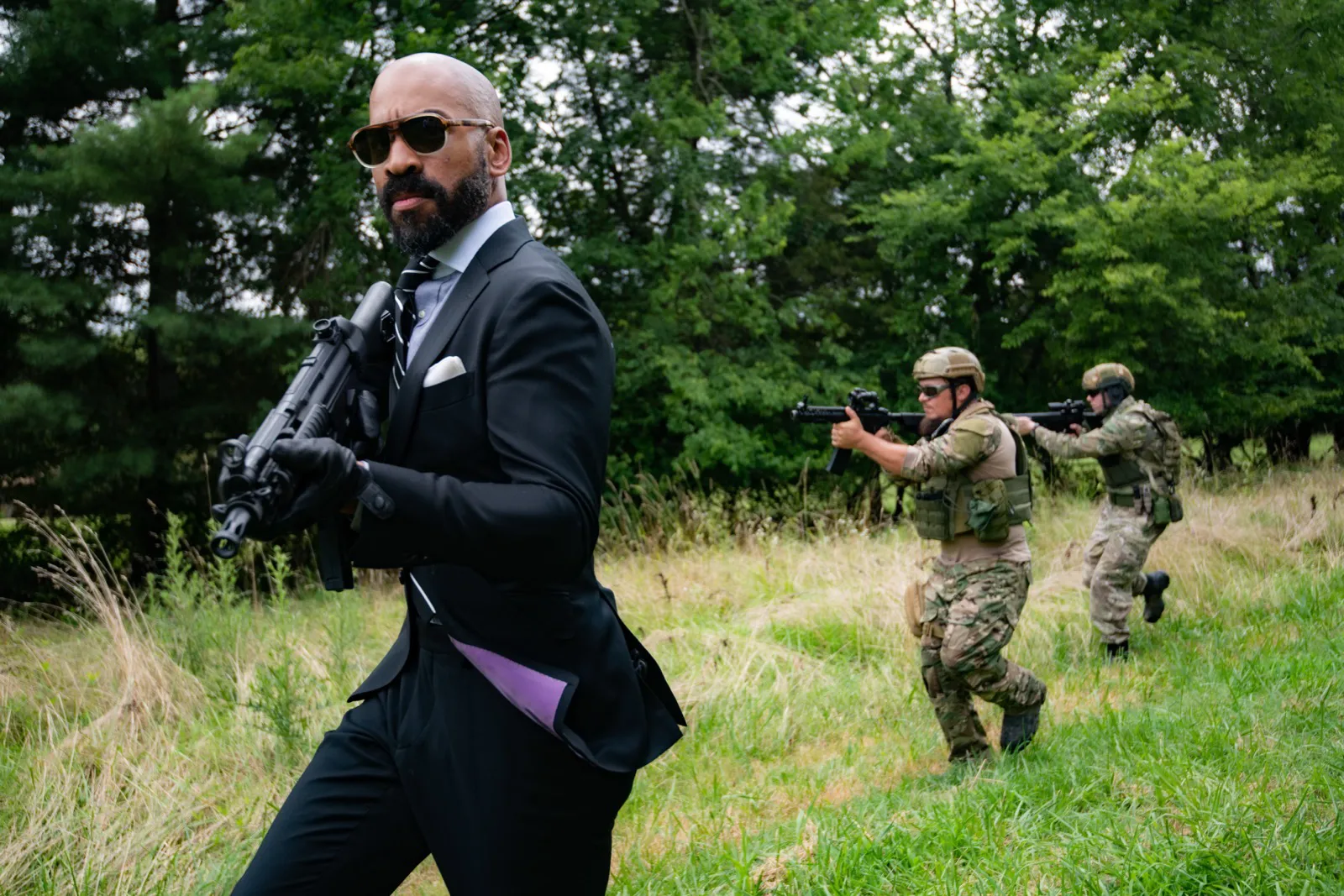 Outils de gougeage dans le col, poignards dans le revers : la mode de la Silicon Valley est devenue militaire. L'image peut contenir du gel Photographie Personne adulte Arme à feu Arme Casque Vêtements Gant et tir