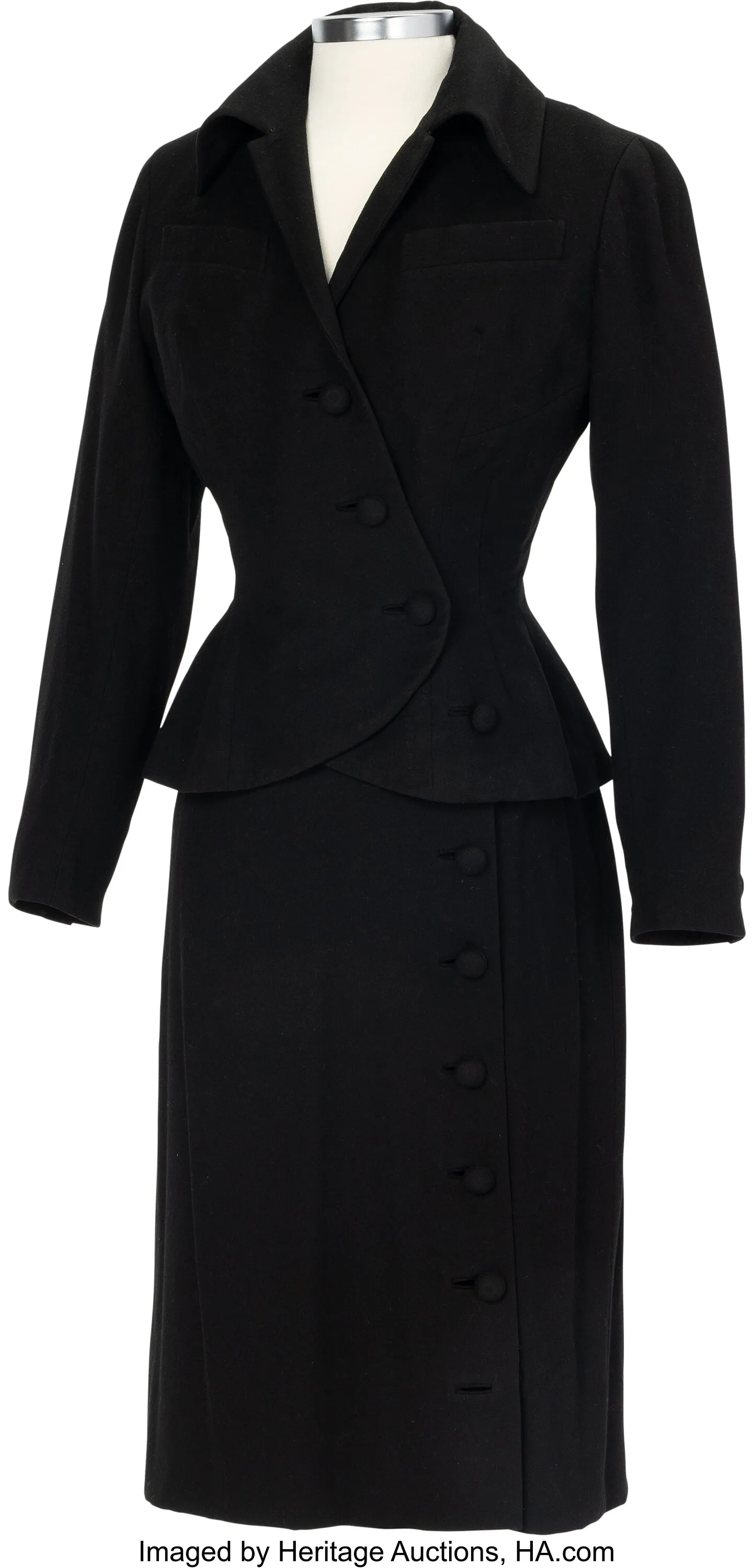 L'image peut contenir des vêtements Manteau Tenue de soirée Costume Blazer Veste Smoking et pardessus