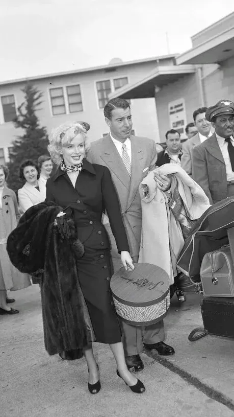 L'image peut contenir Marilyn Monroe Joe DiMaggio Gregorio Luperón Lew Ayres Joan Barry Estes Kefauver et Betsy Drake