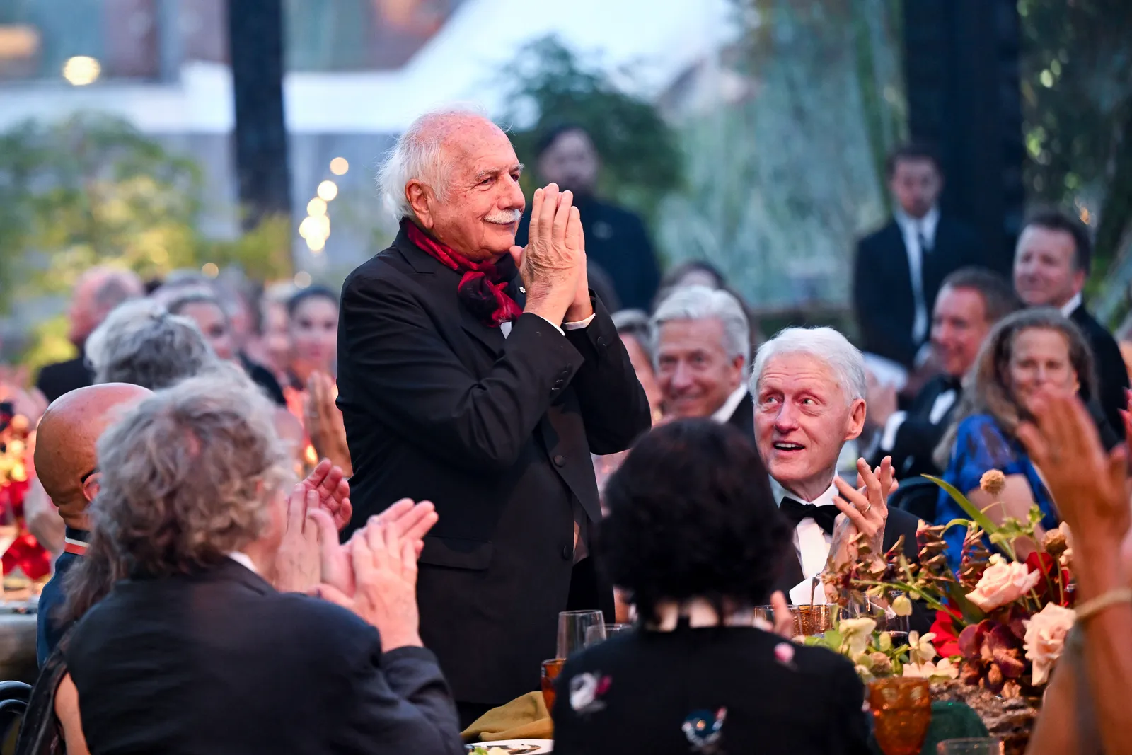 L'image peut contenir Moshe Safdie Bill Clinton Personne adulte Applaudissements Accessoires Tenue de soirée Cravate Visage et tête