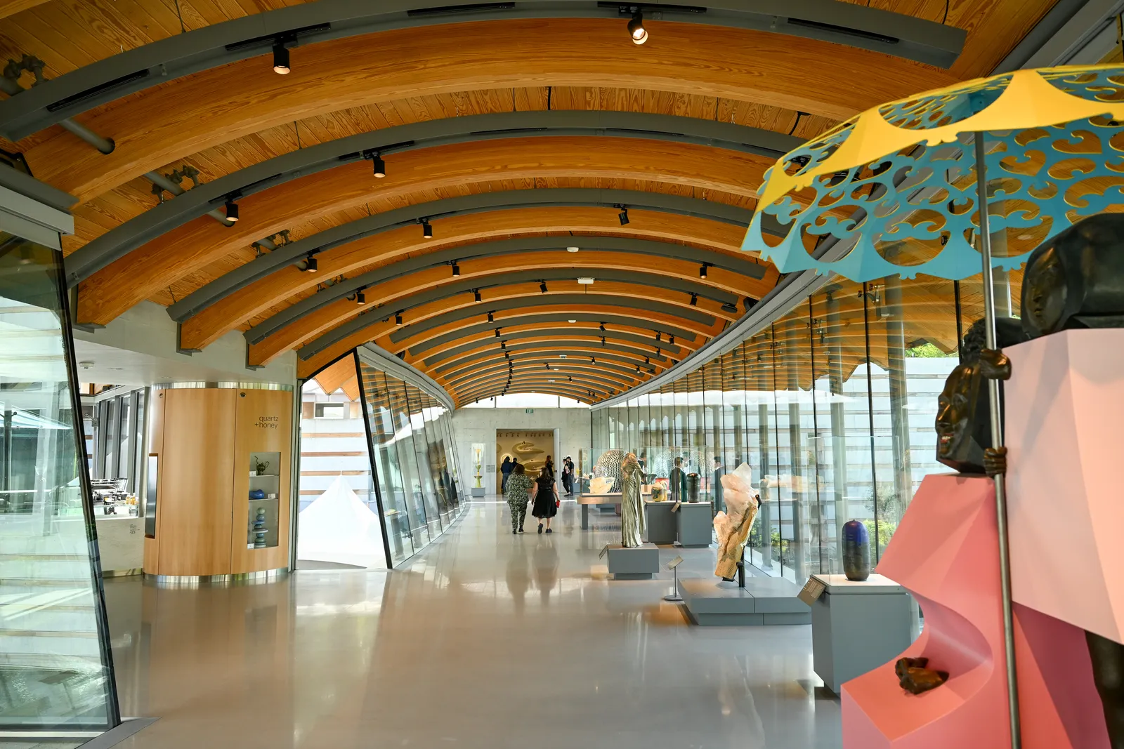 L'image peut contenir un bâtiment d'architecture intérieure, un musée et une personne