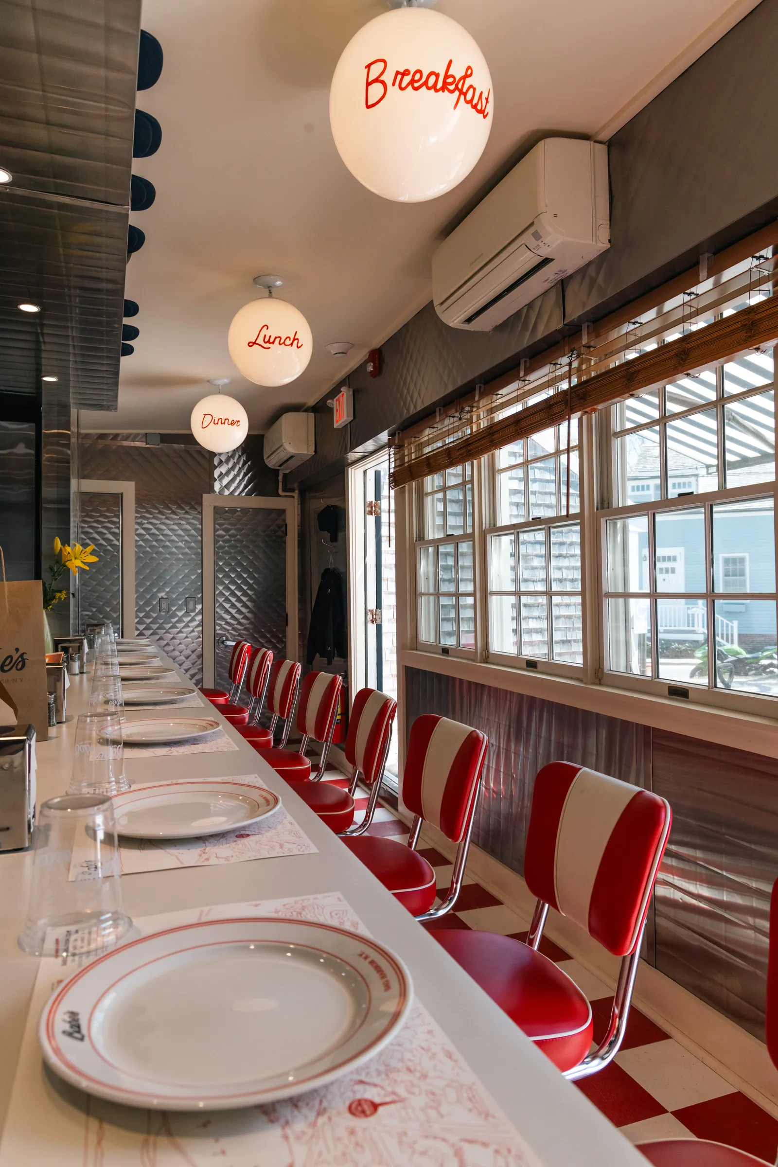 L'image contient peut-être Architecture Bâtiment Salle à manger Table à manger Meubles Intérieur Chambre Table et restaurant