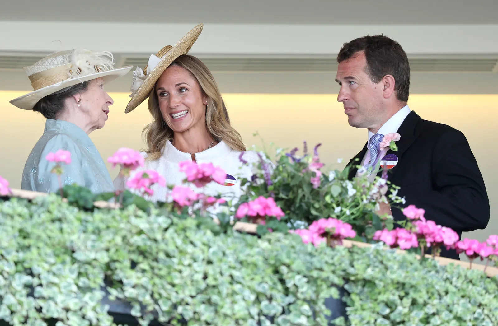 L'image peut contenir une plante plante en pot jardin nature extérieur vêtements chapeau personne jardinage visage et tête