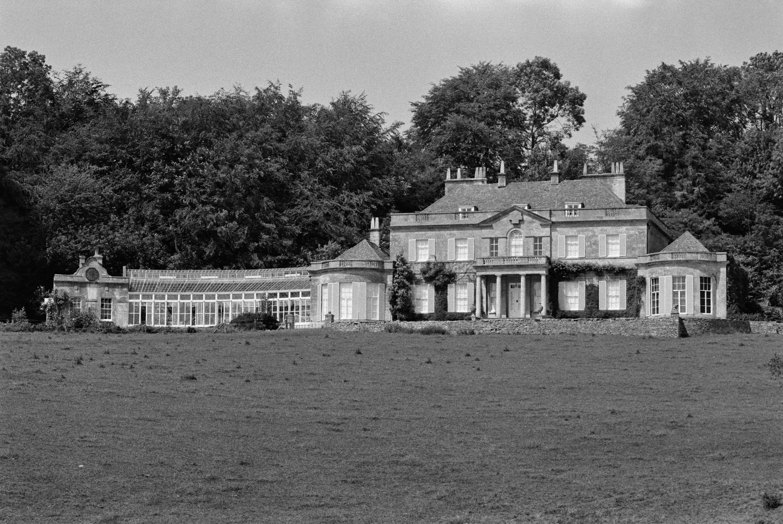 Comment la princesse Anne envisage de célébrer le deuxième mariage de son fils Peter Phillips L'image contient peut-être de l'herbe Plante Extérieur Architecture Bâtiment Habitat Nature Campagne Rural et Maison