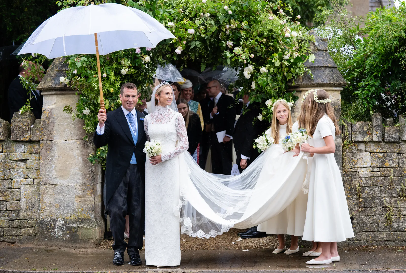 Peter Phillips et Harriet Sperling se marient lors d'une cérémonie intime dans le Gloucestershire L'image peut contenir Jay Fiedler Rosanna Munter Sylvia Jefferies Myra Kraft Personne adulte et mariage