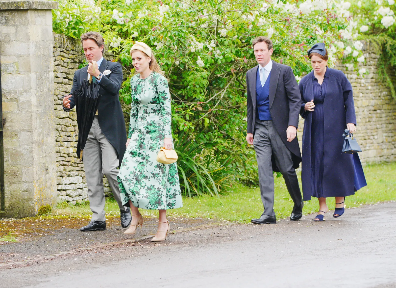 Peter Phillips et Harriet Sperling se marient lors d'une cérémonie intime dans le Gloucestershire L'image peut contenir une personne Vêtements pour adultes Manteau Tenue de soirée Costume Blazer Veste et marche