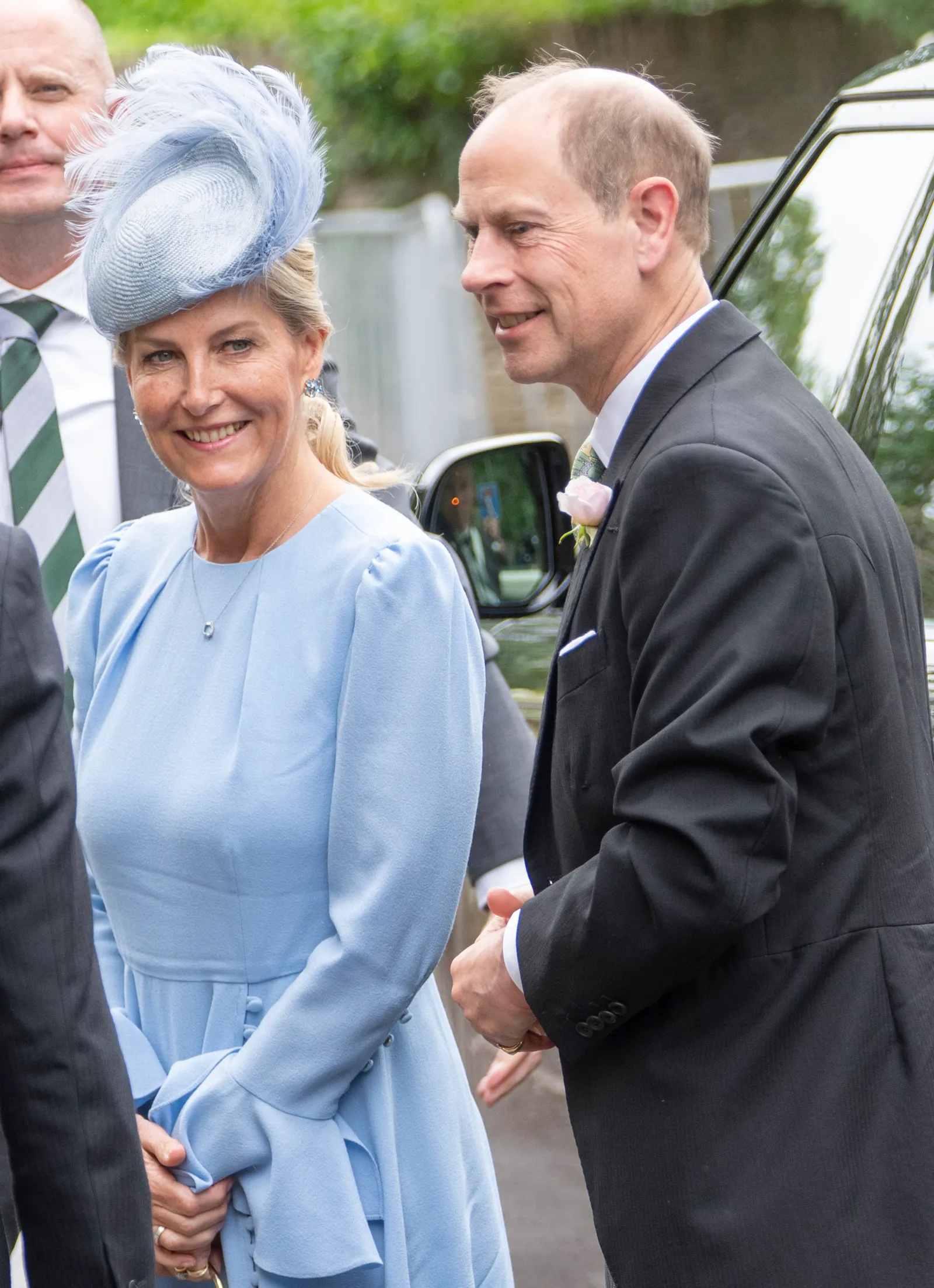 Peter Phillips et Harriet Sperling se marient lors d'une cérémonie intime dans le Gloucestershire L'image peut contenir Sophie, comtesse de Wessex, personne, accessoires pour adultes, vêtements de cérémonie, cravate, manteau, visage et tête.