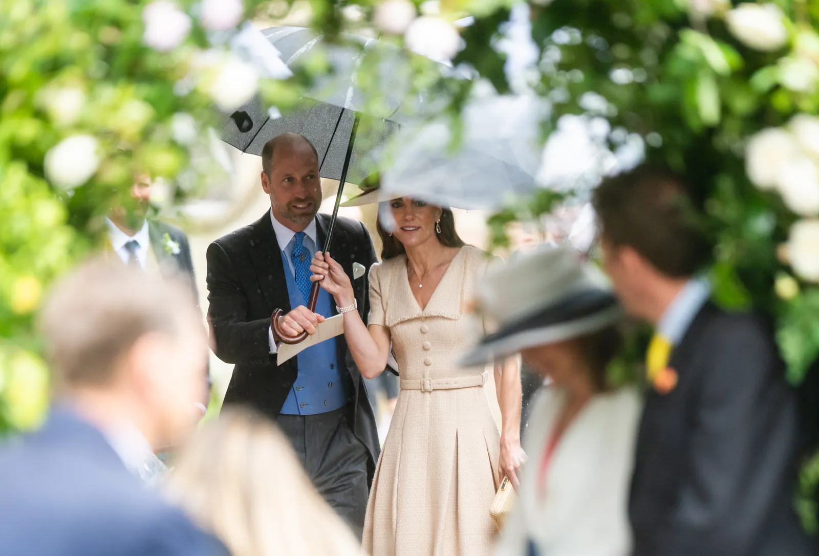 Peter Phillips et Harriet Sperling se marient lors d'une cérémonie intime dans le Gloucestershire L'image peut contenir le prince William, duc de Cambridge, personne, accessoires pour adultes, vêtements de cérémonie, cravate, chapeau et tête.