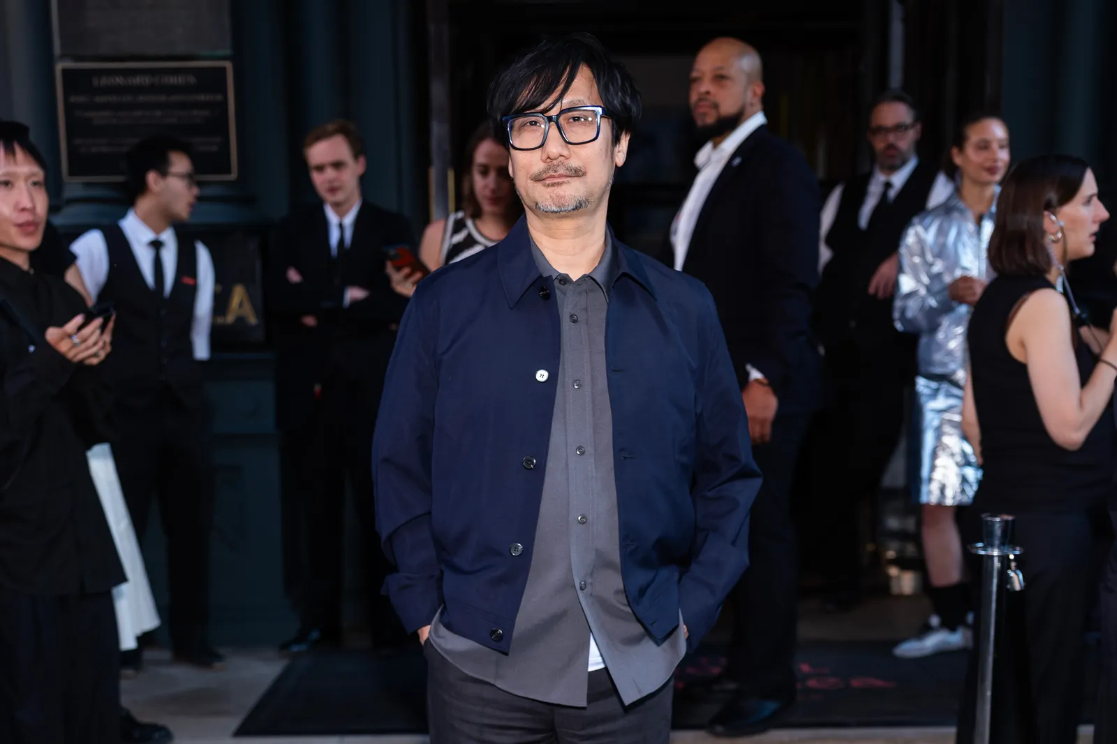 L'image peut contenir Hideo Kojima Blazer Vêtements Manteau Veste Personne adulte Visage Tête heureuse Sourire et accessoires