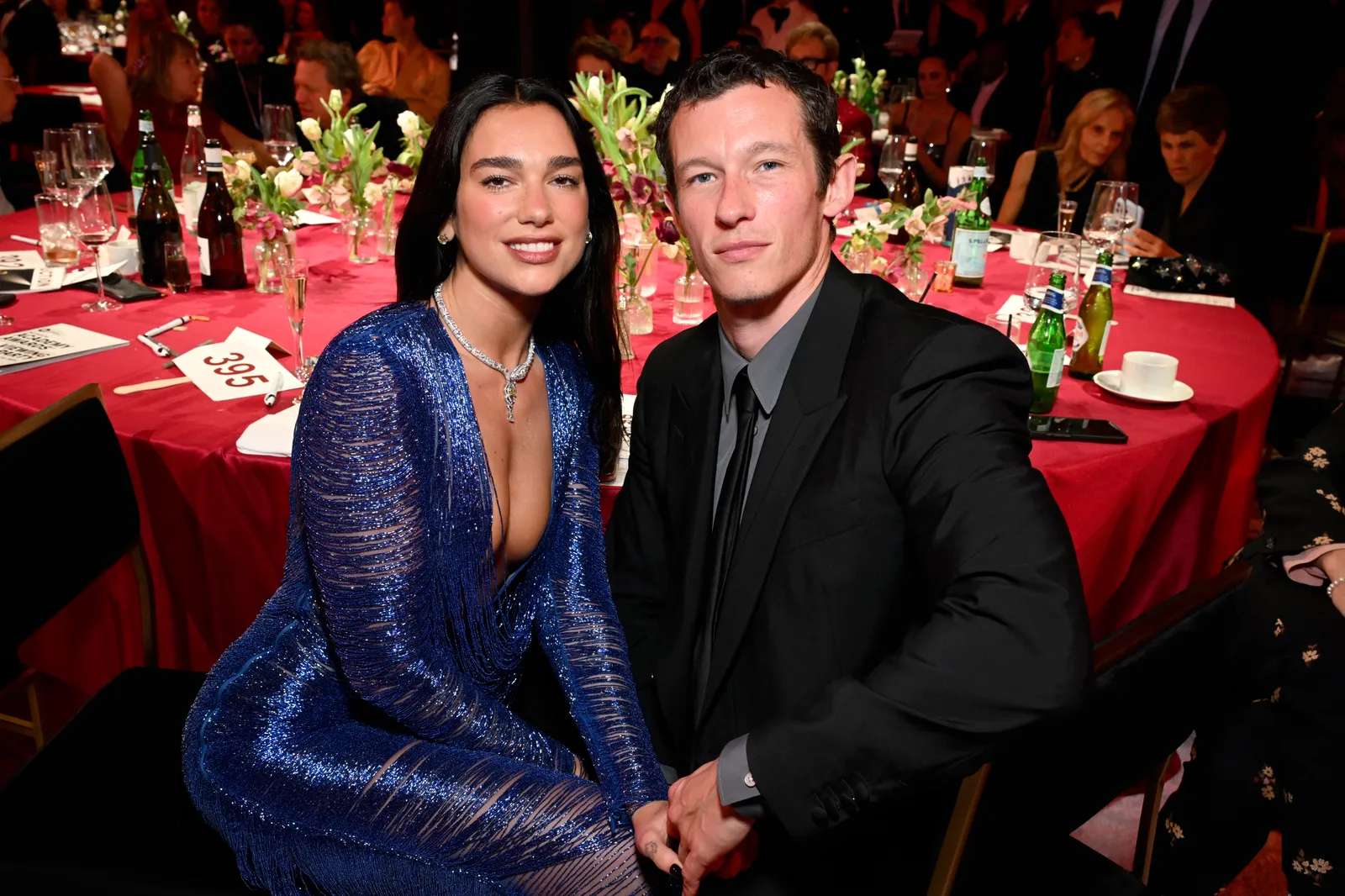 L'image peut contenir Callum Turner Dua Lipa Mode Personne adulte Mariage Photobombing Accessoires Bijoux et collier