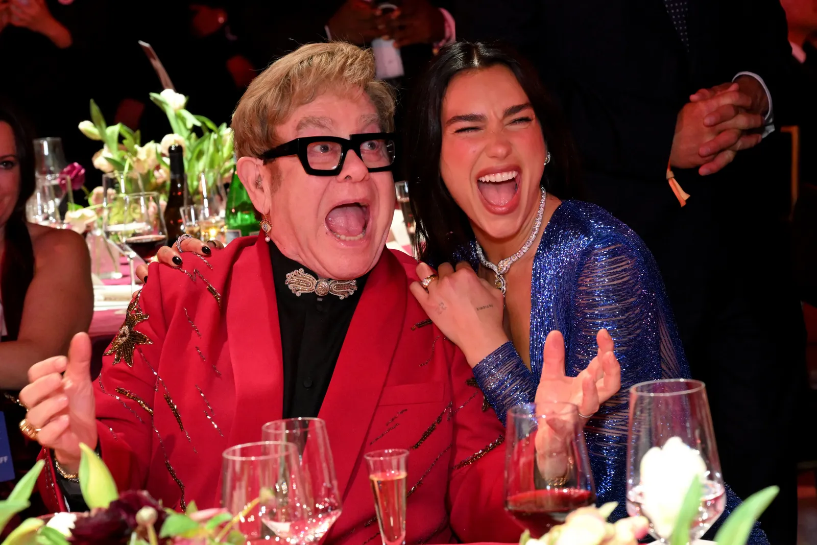 L'image peut contenir Elton John Dua Lipa Accessoires Bijoux Collier Vêtements Tenue de soirée Costume Visage et tête en verre