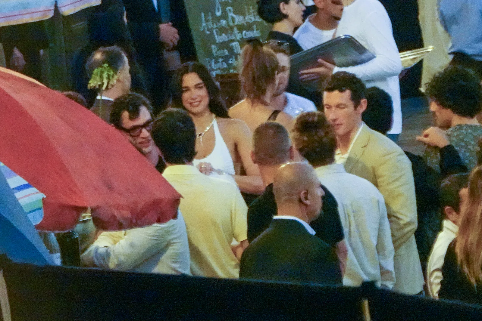 Dua Lipa et Callum Turner terminent leur week-end de mariage avec une journée tranquille à la Villa Igiea L'image peut contenir Callum Turner Dua Lipa Personne adulte Personnes Mariage Photobombing Visage Tête et accessoires