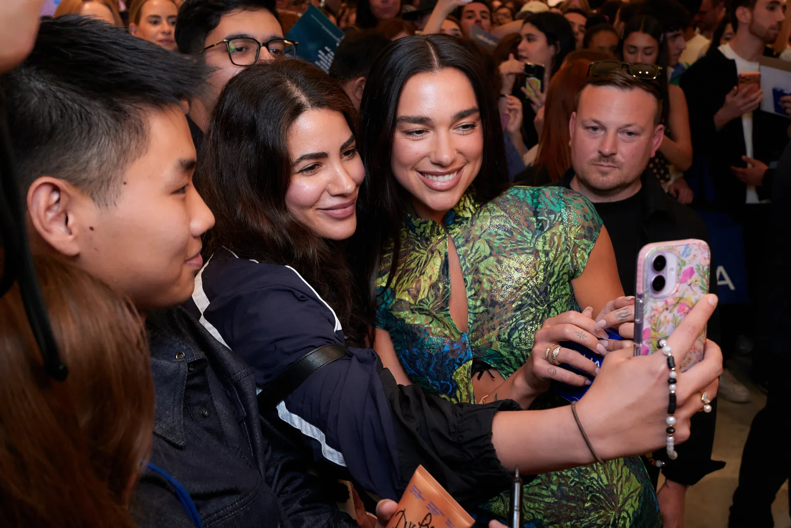 Dua Lipa et Callum Turner terminent leur week-end de mariage avec une journée tranquille à la Villa Igiea L'image peut contenir Dua Lipa David Givens Personne Photobombing Visage Tête Happy Smile Accessoires et lunettes pour adultes