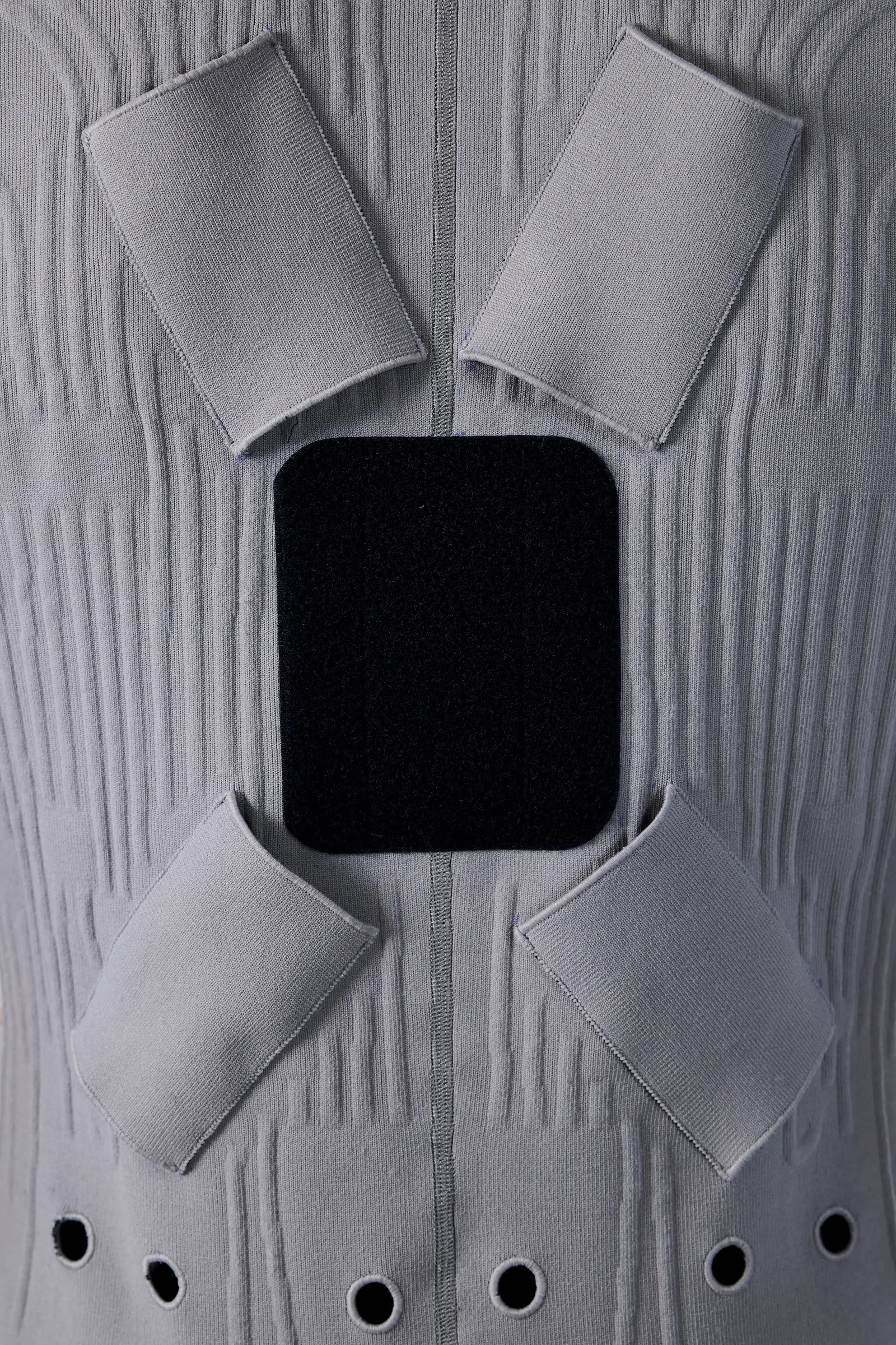 L'image peut contenir des vêtements, un gilet, un coussin, une décoration d'intérieur et une chemise.