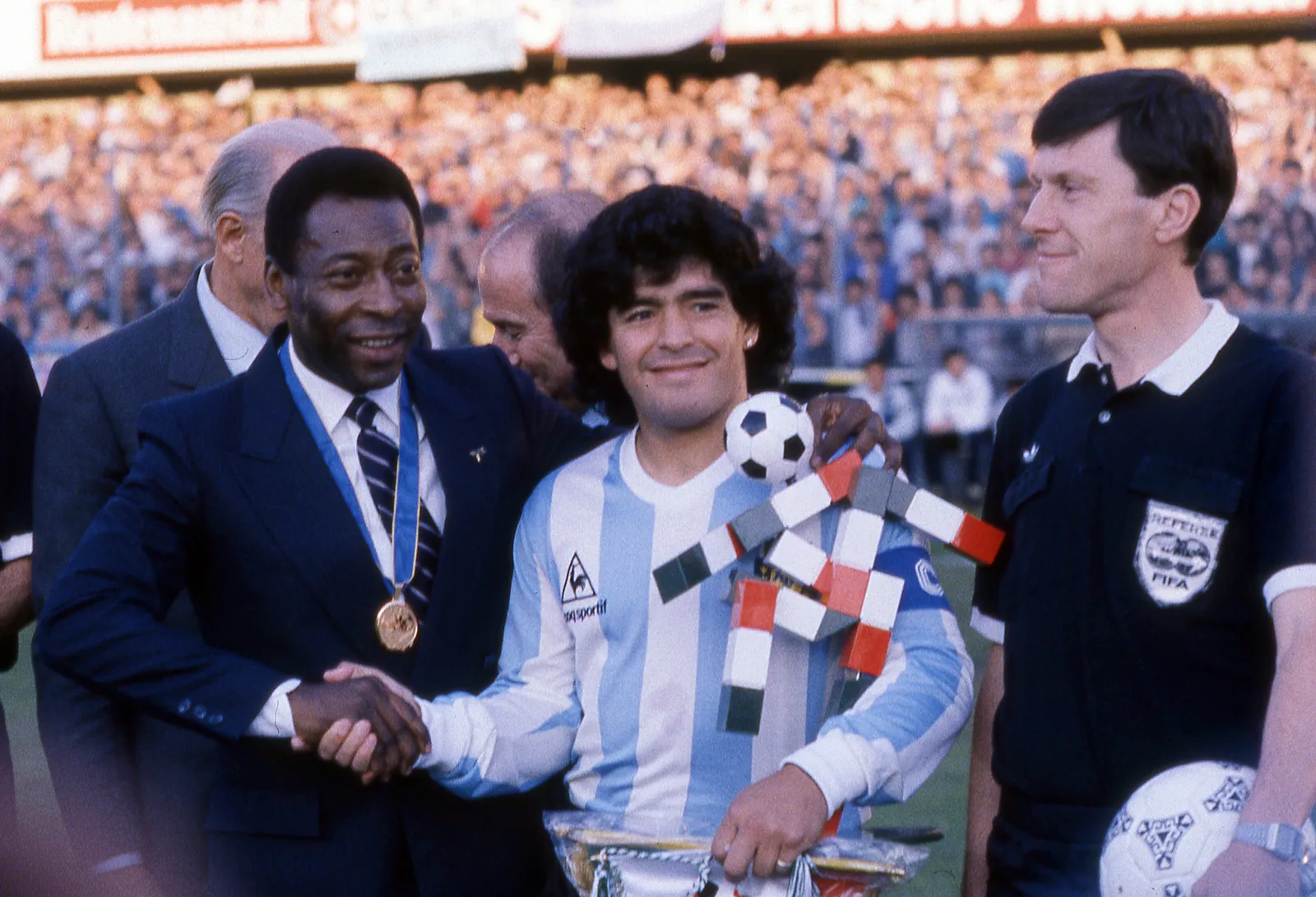 L'image contient peut-être Diego Maradona Pel Franz Beckenbauer Ballon Football Football Ballon de football Sport Personnes et personne
