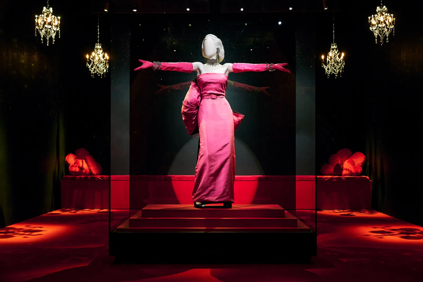 L'image peut contenir des vêtements et une robe de personne