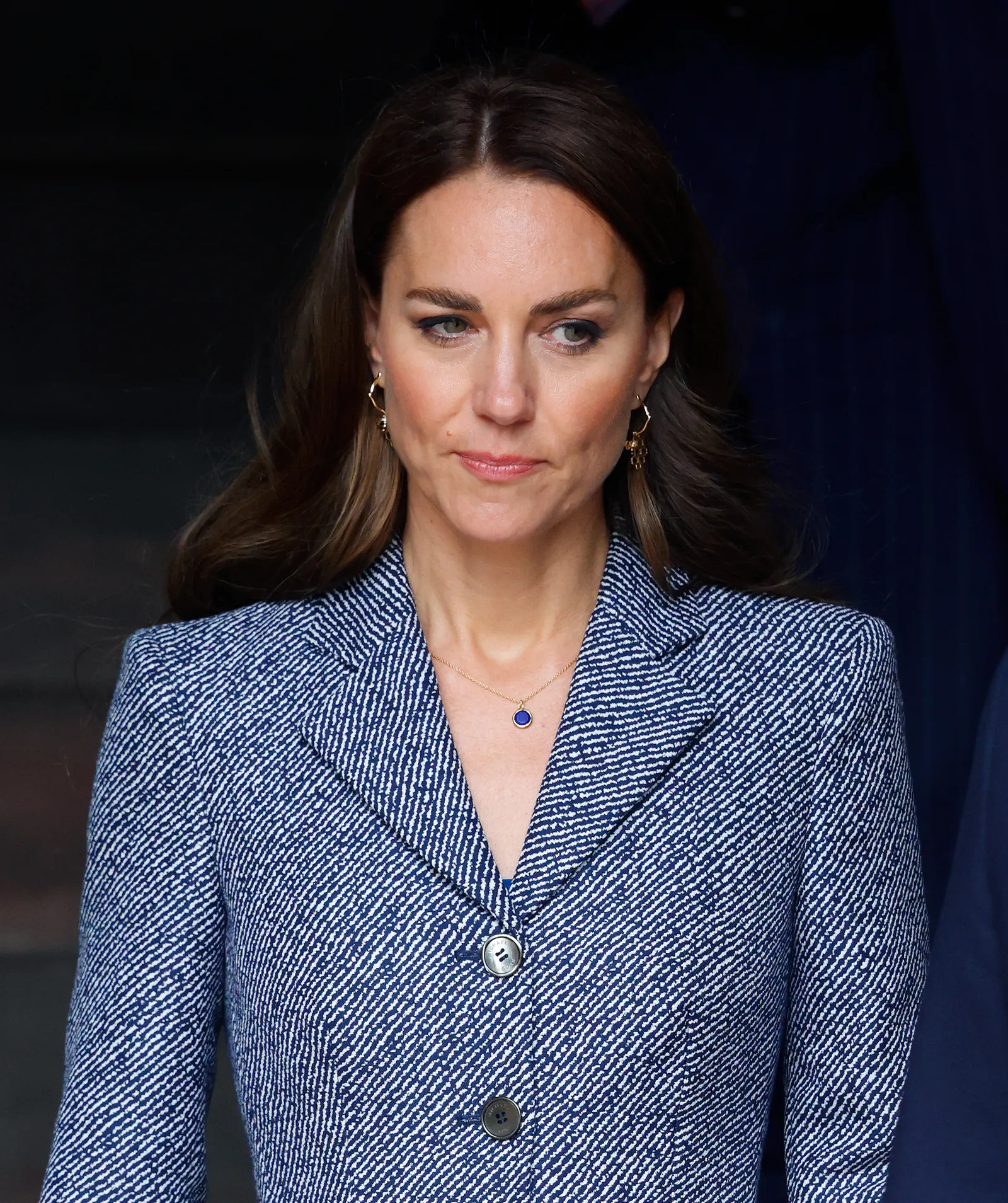 L'image peut contenir des accessoires Personne adulte Pendentif Vêtements Manteau Tête Visage Vêtements de cérémonie Blazer Veste et bijoux