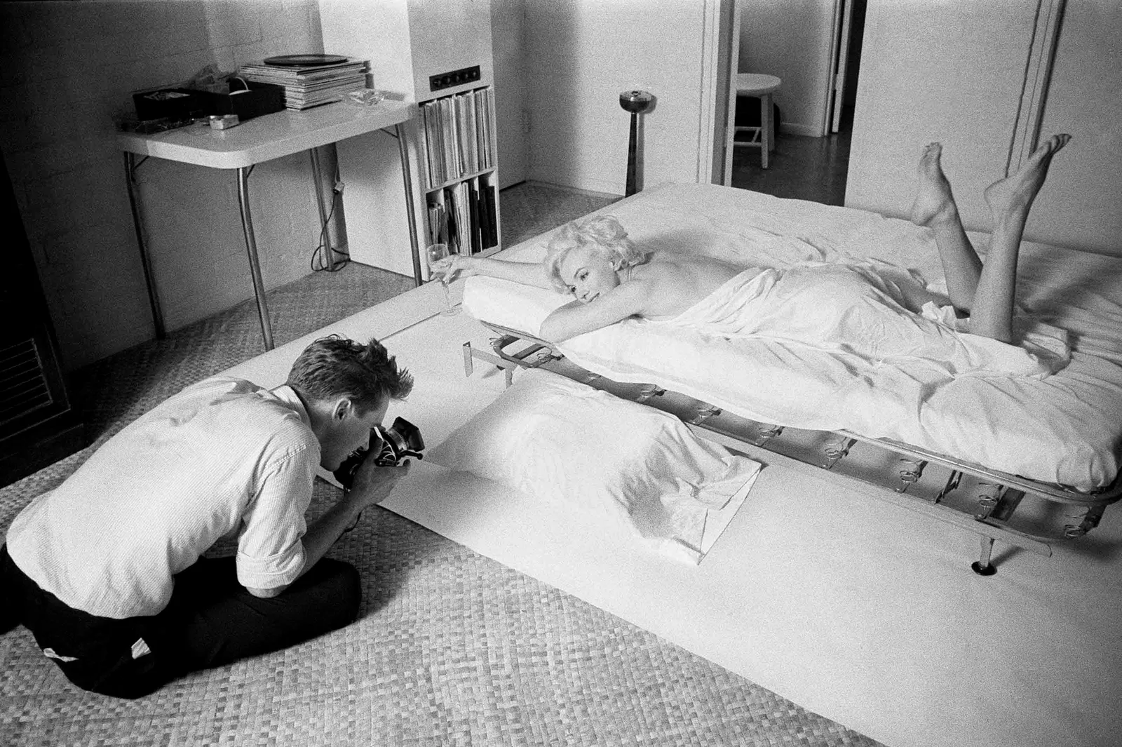 L'image peut contenir Marilyn Monroe Photographie Personne Adolescent Lit Meubles Pistolet et arme