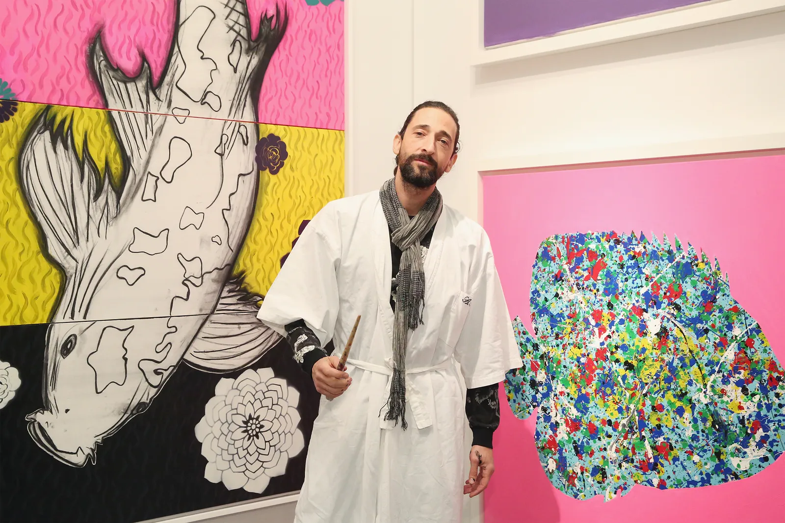 Toutes vos célébrités préférées sont désormais des artistes. L’un d’entre eux est-il bon ? L'image peut contenir des vêtements et une écharpe pour personne adulte Adrien Brody