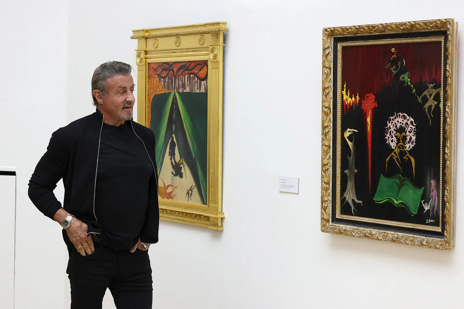 Toutes vos célébrités préférées sont désormais des artistes. L’un d’entre eux est-il bon ? L’image peut contenir Sylvester Stallone Art Peinture Galerie d’art Adulte et personne