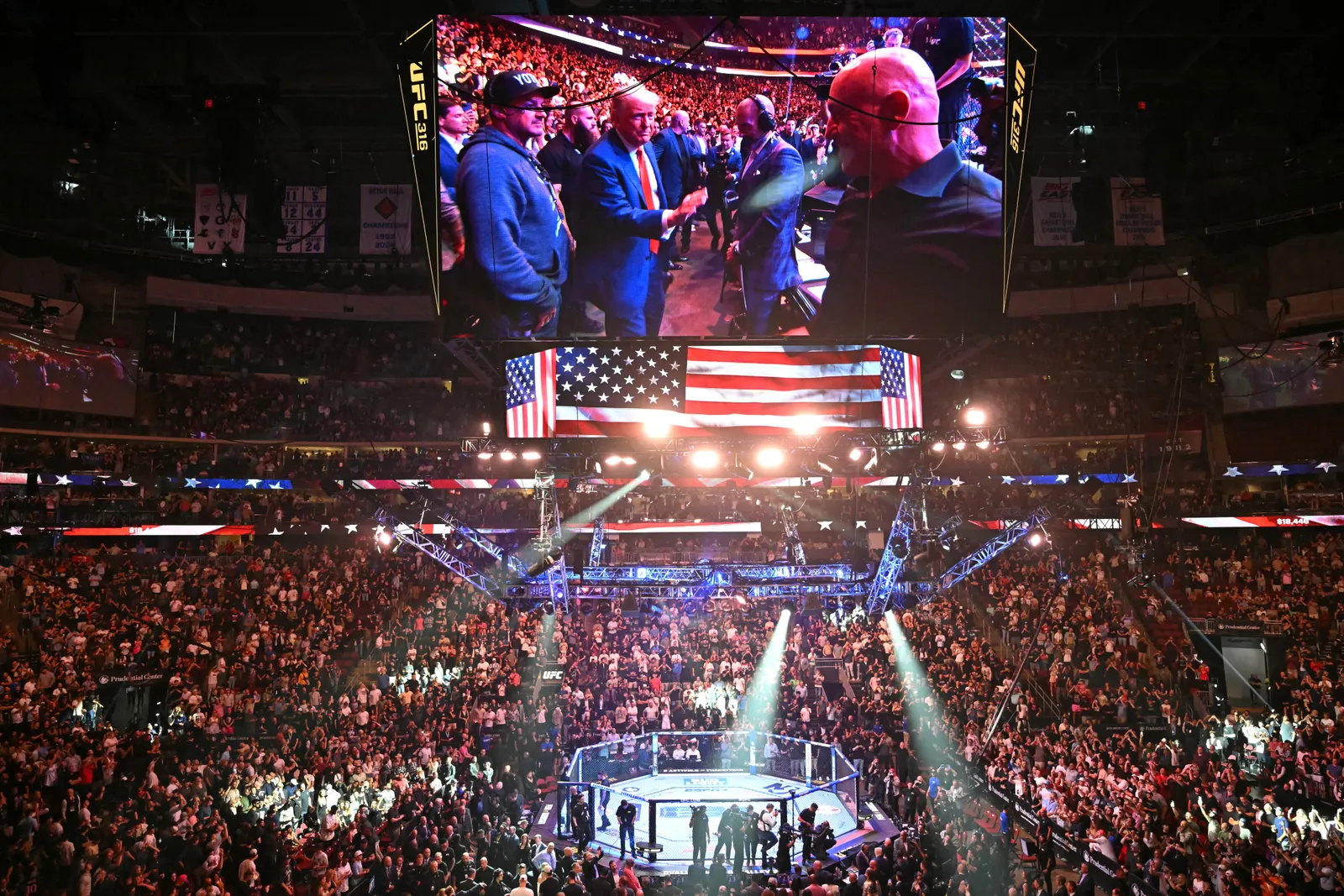 L'image peut contenir Donald Trump Marco Rubio Dennis Roady Christian Jones Éclairage Concert Foule Personne et adulte